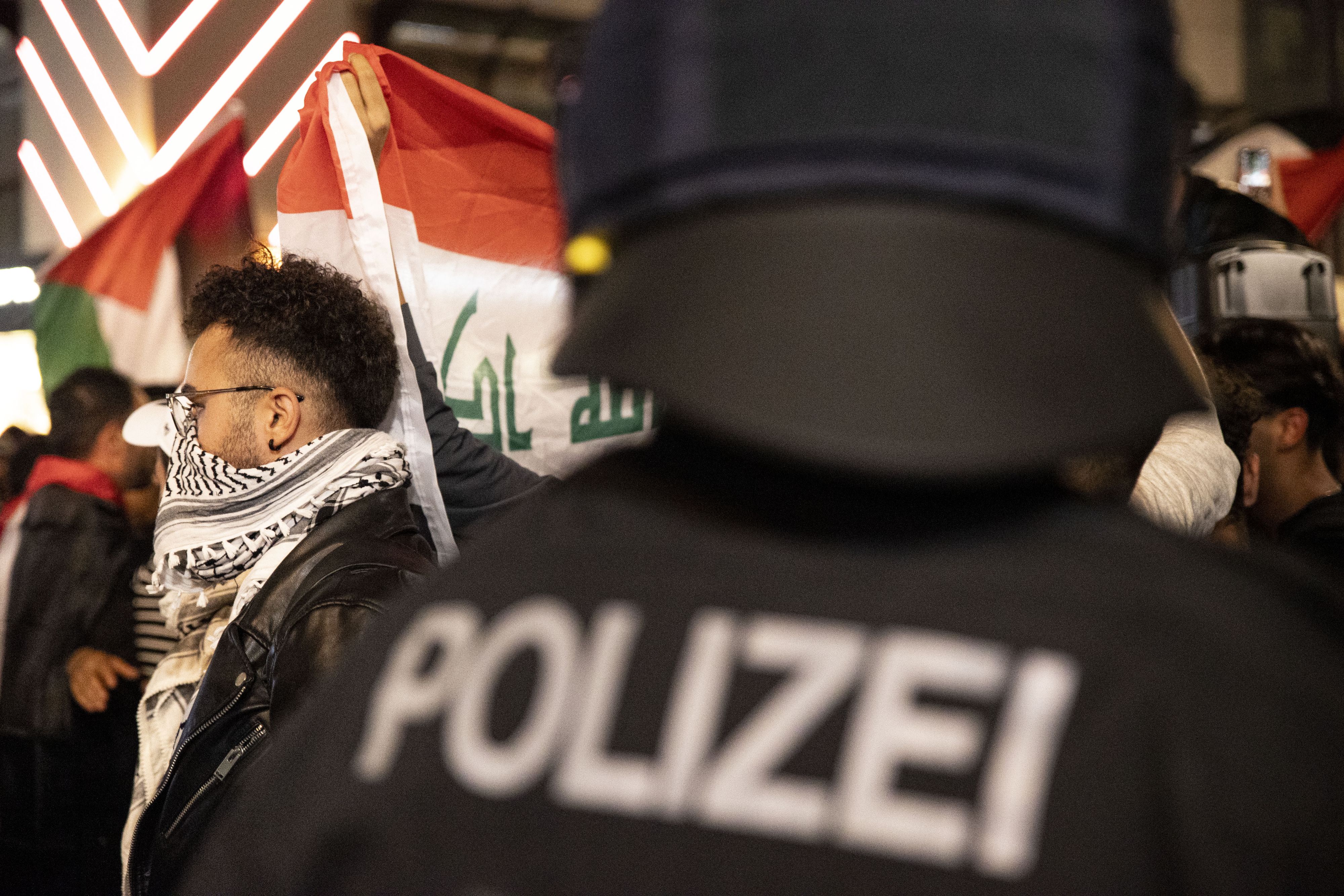 Islamistische Propaganda findet sich nicht nur auf den Straßen, sondern vermehrt auch online.