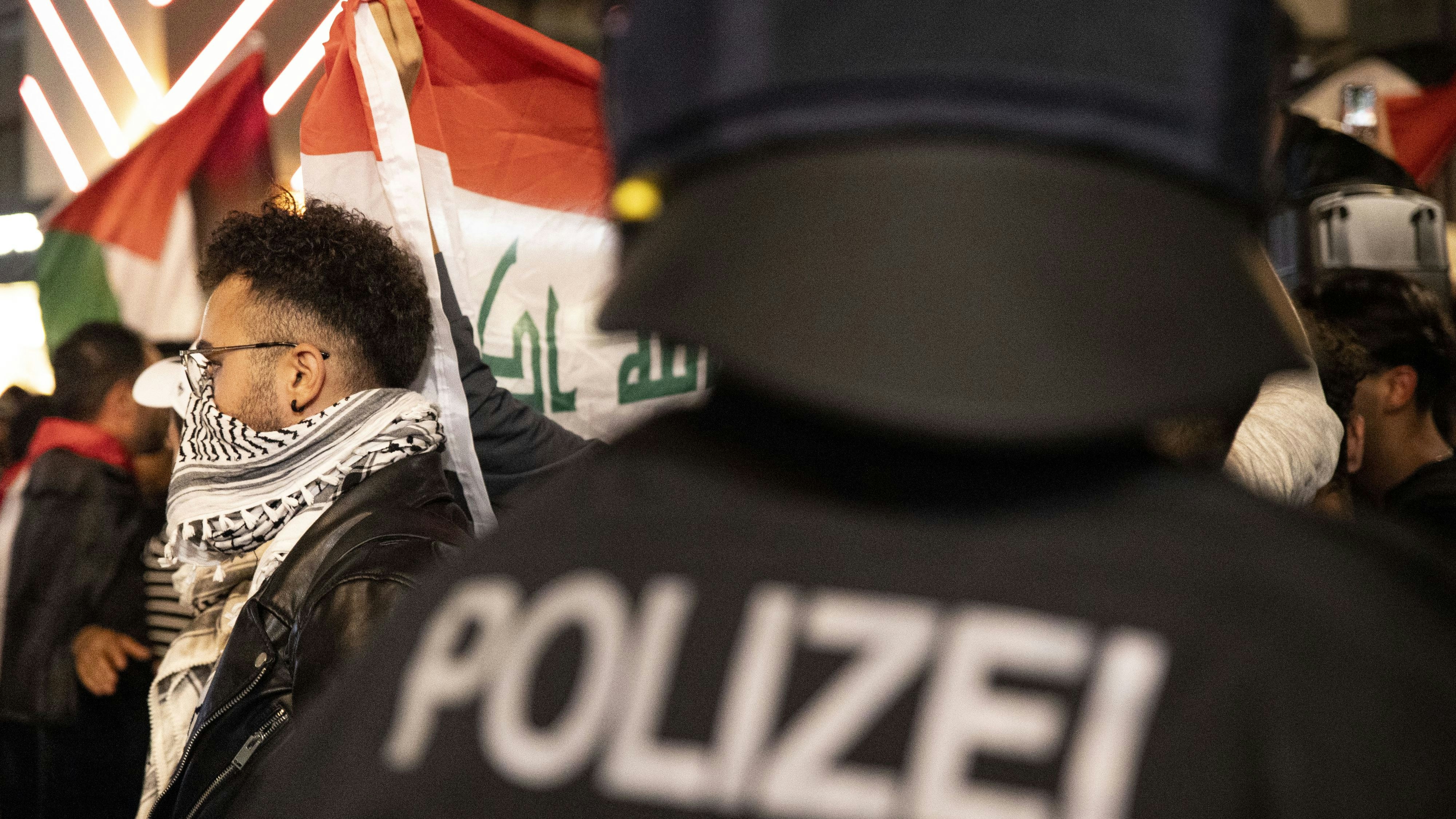 Download von www.picturedesk.com am 29.08.2025 (10:08).  ABD0171_20231011 - WIEN - ÖSTERREICH: Die angemeldete Kundgebung ,,Mahnwache für Palästina" von der Organisation BDS Austria am Stephansplatz in Wien wurde am Mittwoch, 11. Oktober 2023, kurz vor Beginn untersagt. Im Bild: Demonstranten und Polizisten am Stephansplatz in Wien. - FOTO: APA/TOBIAS STEINMAURER - 20231011_PD9912 - Rechteinfo: Rights Managed (RM)