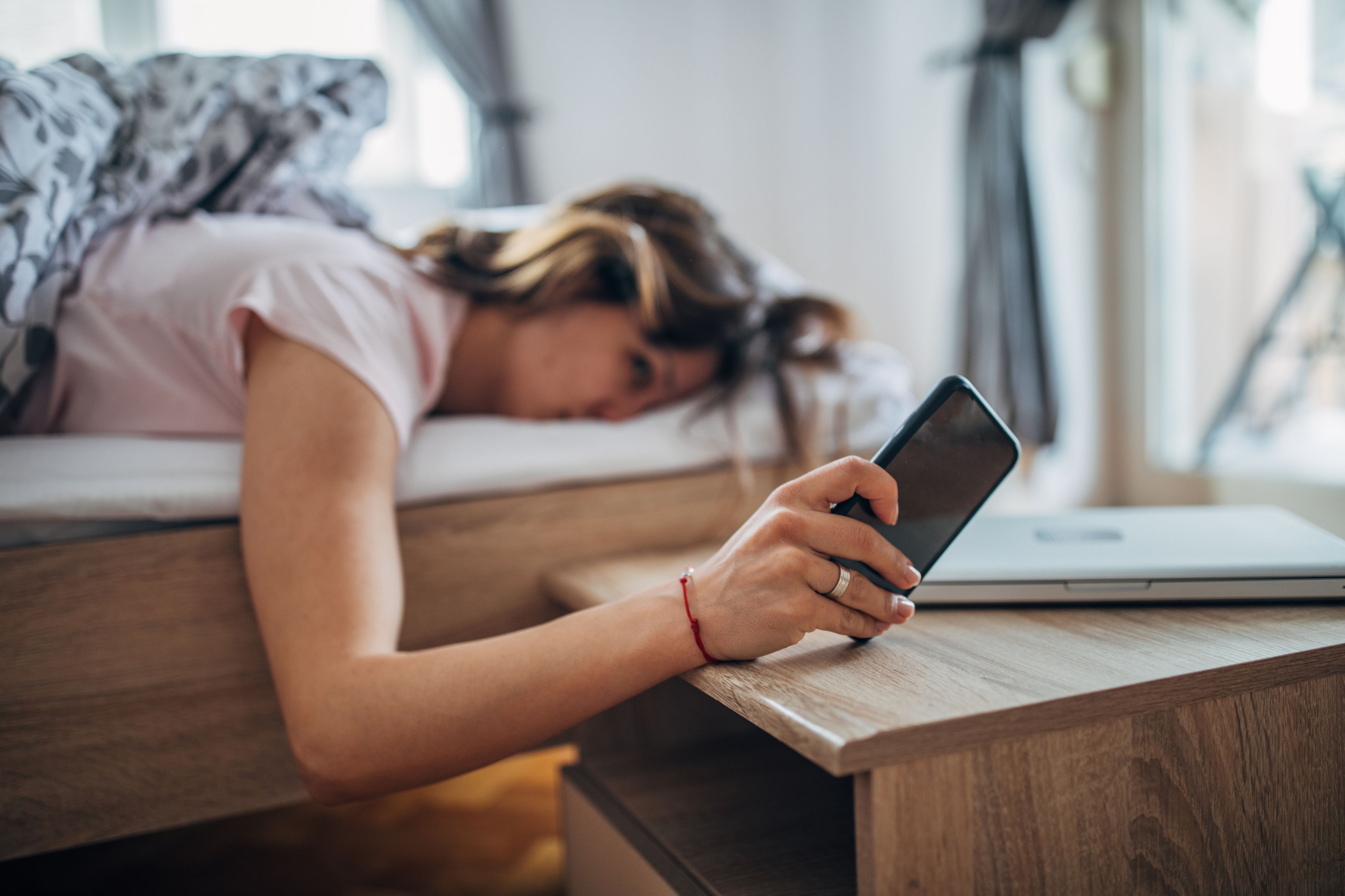 Das Erste nach dem Aufstehen ist ein Blick auf das Handy.