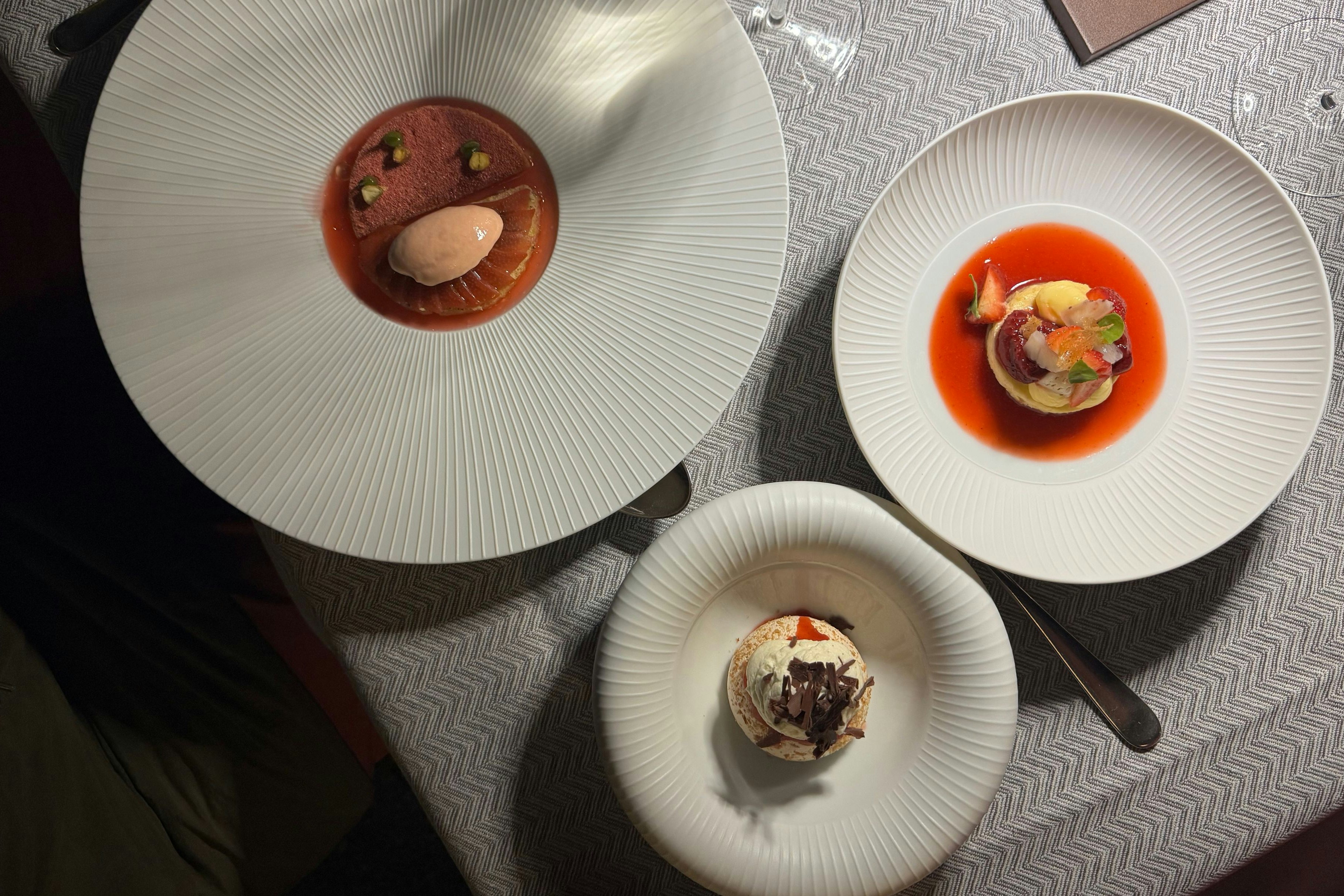 Rhabarber mit Pistazien aus Bronte &amp; Salzkaramell | Mara de Bois-Erdbeeren mit Haselnuss &amp; Pavlova