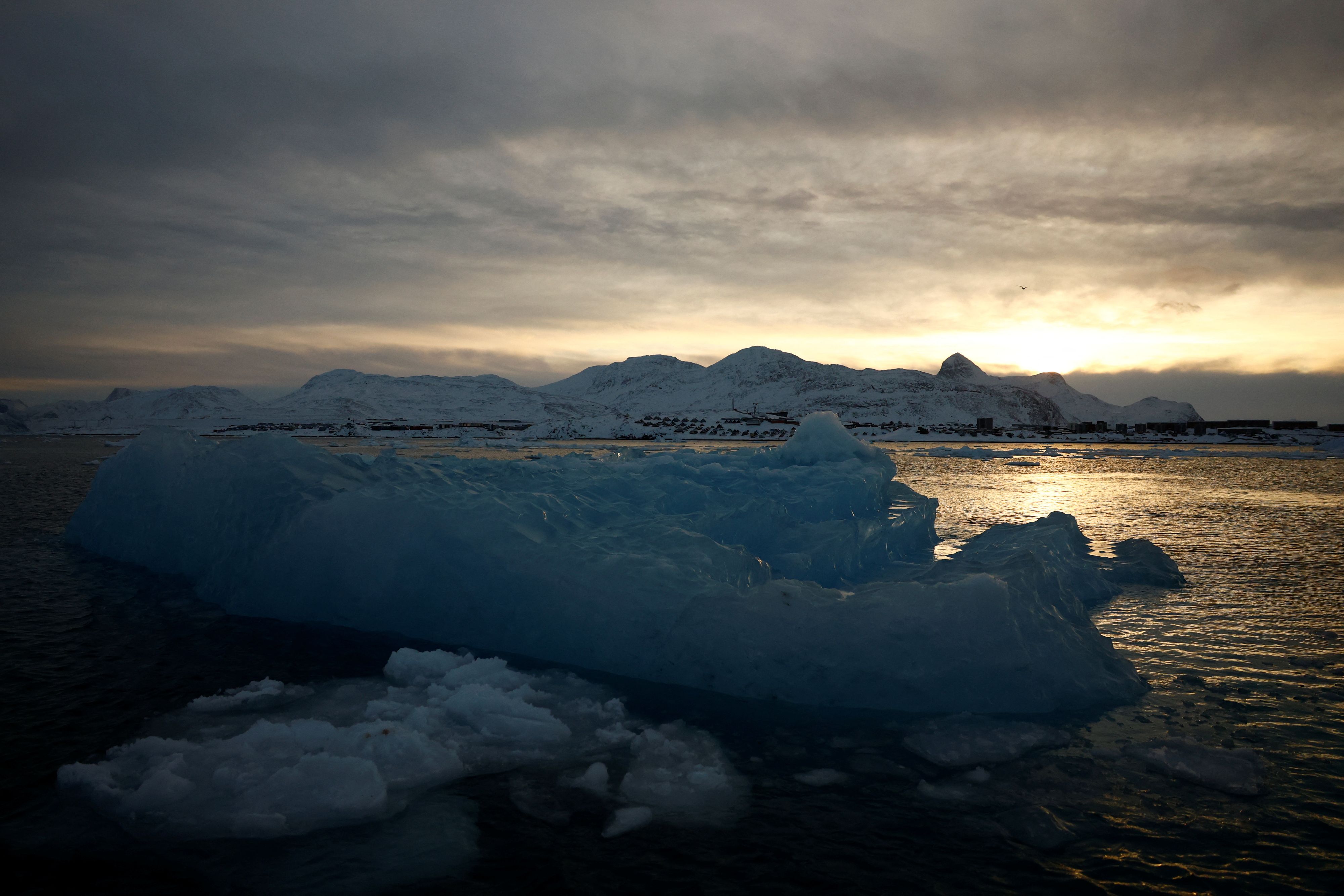 Faszinierendes Naturschauspiel: Ein Eisberg vor der grönländischen Hauptstadt Nuuk bei Sonnenaufgang.