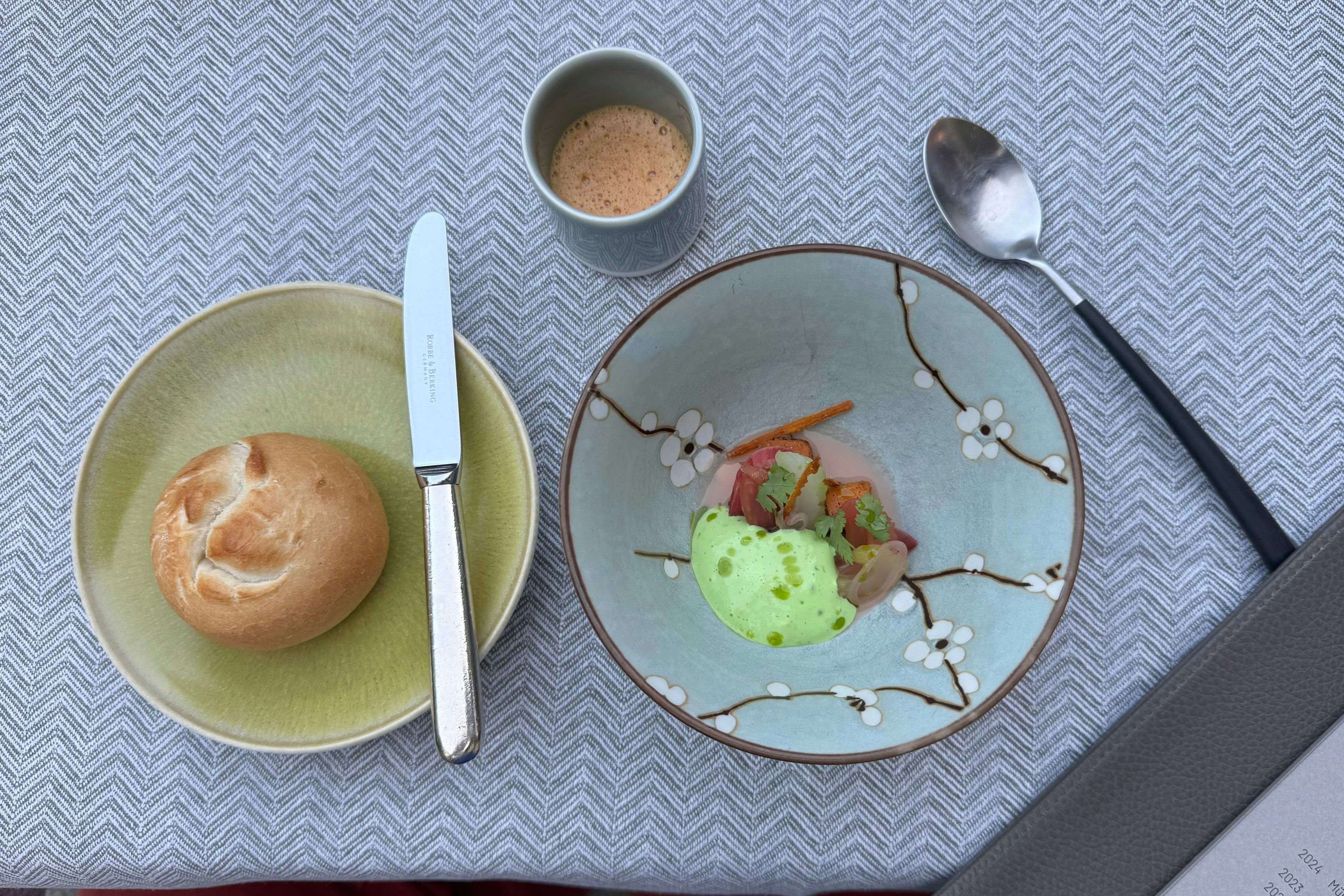 Grüße aus der Küche: Süßkartoffel-Rhabarber-Komposition mit Stangensellerie und Jalapeño-Schaum und dann eine Krustentiersuppe