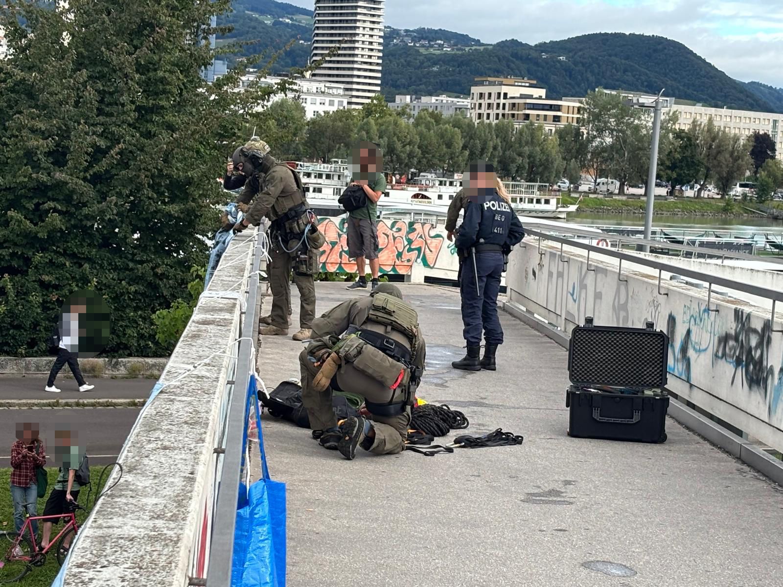 Schwer bewaffnete Beamte bei der Aktion der Klimakleber.