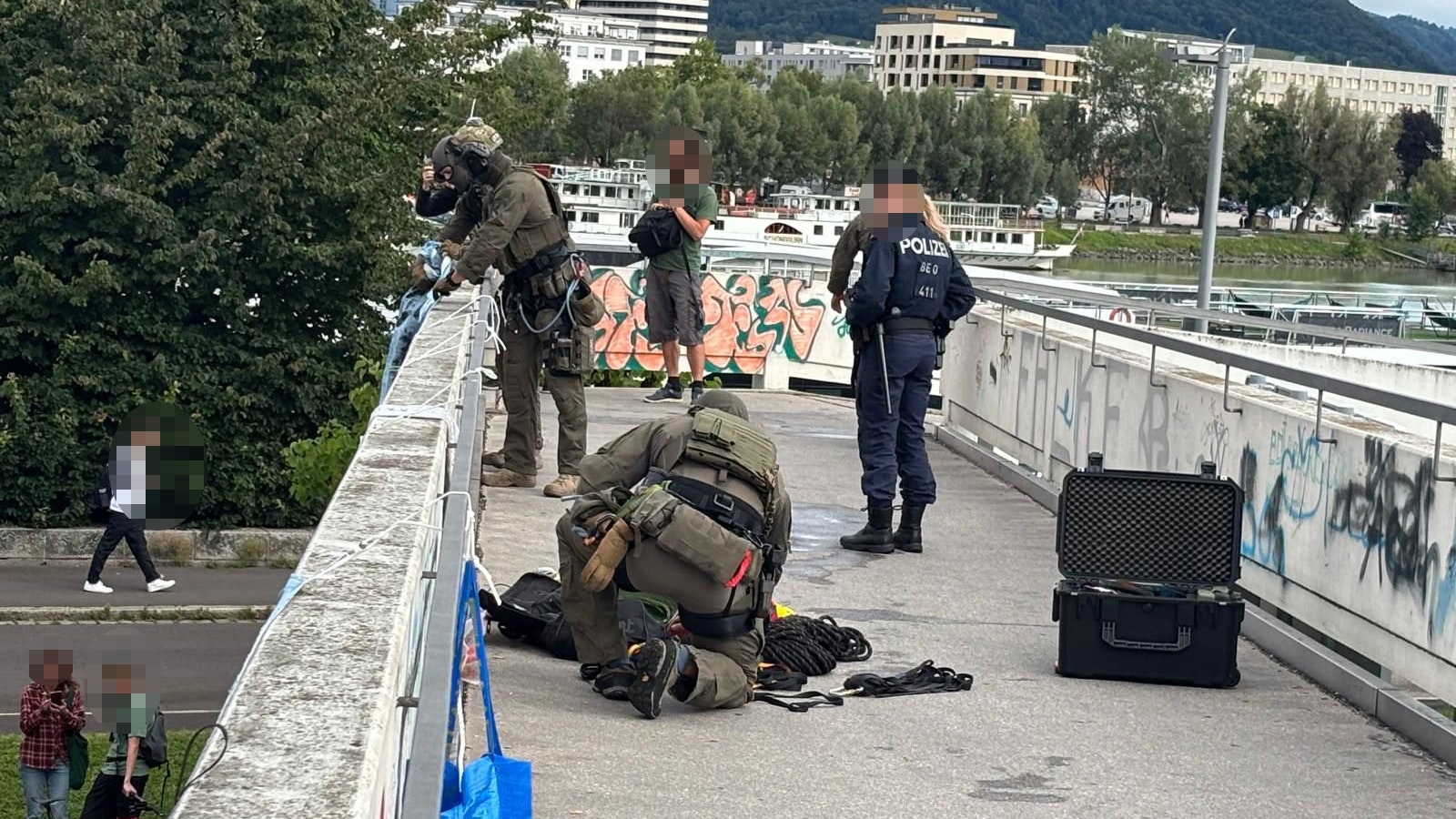 Heute.at - Klima-Kleber seilen sich von Brücke ab – Großeinsatz