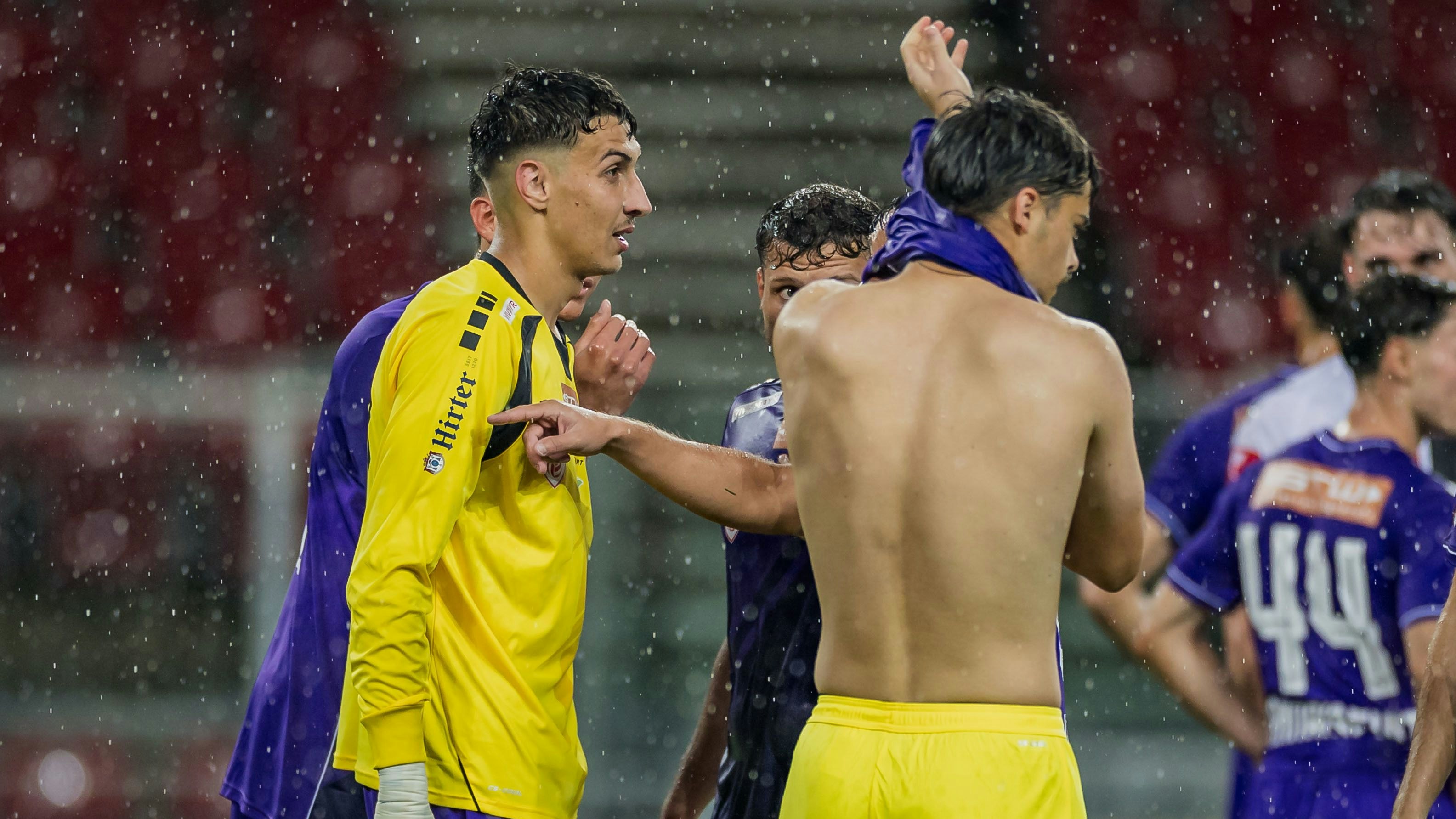 Heute.at - Feldspieler muss ins Tor, dann feiert Admira Kantersieg