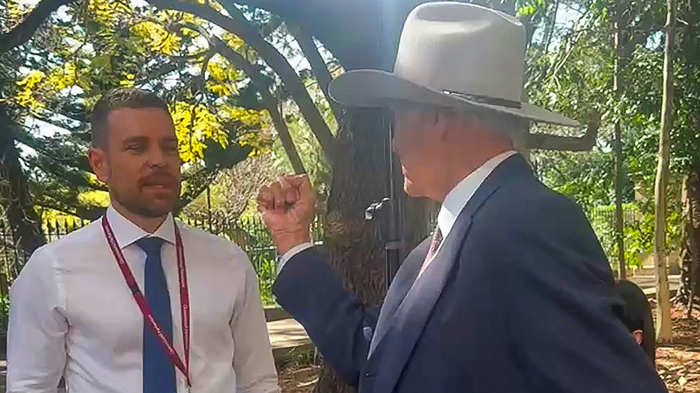 Heute.at - Top-Politiker droht Reporter mit Faustschlägen