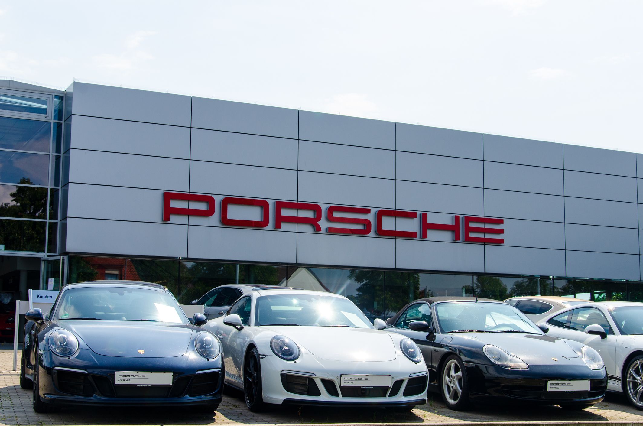Der Betrüger gab sich als Mitarbeiter von Porsche aus. (Symbolbild)
