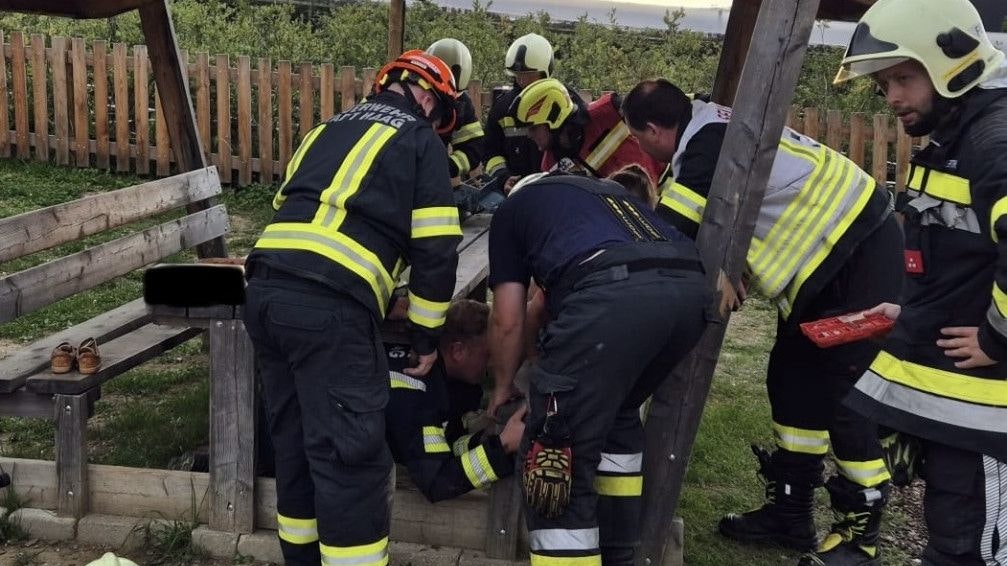 Die Feuerwehr konnte den Buben schnell aus seiner misslichen Lage befreien. 