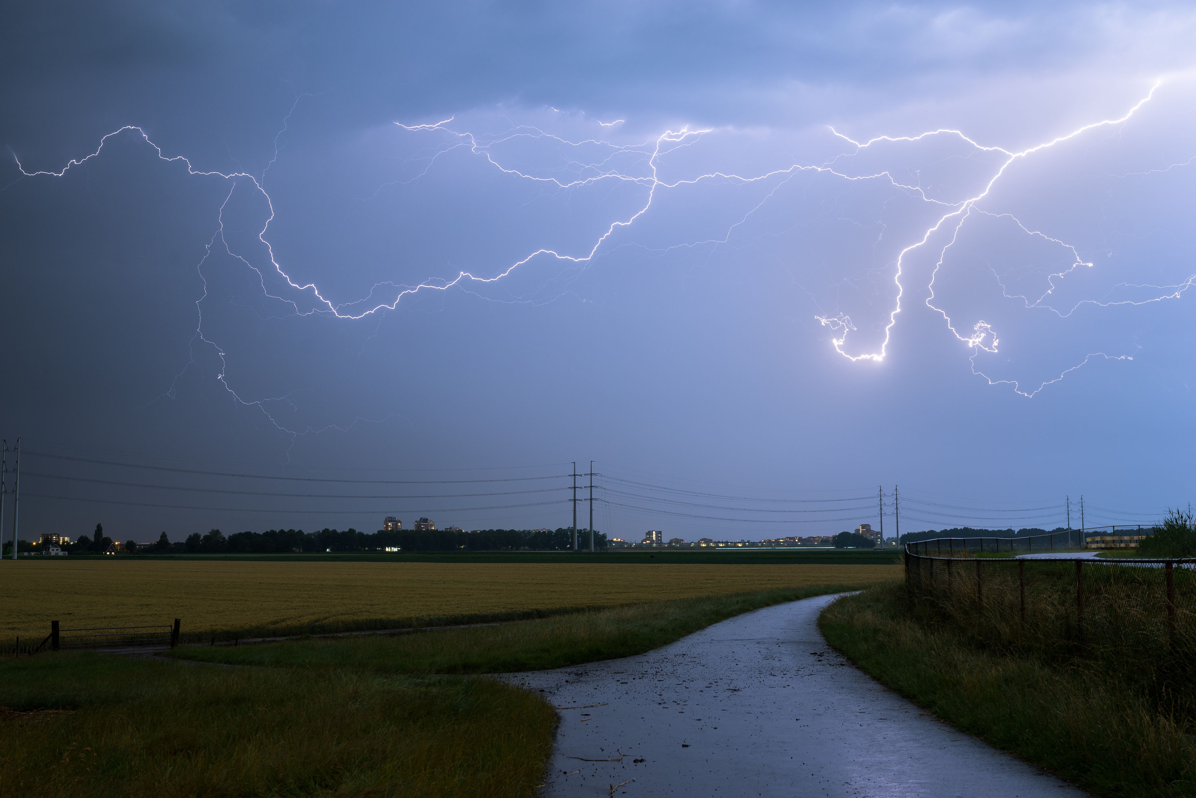Heftige Gewitter steuern am Samstag durch Teile des Landes. (Symbolbild)