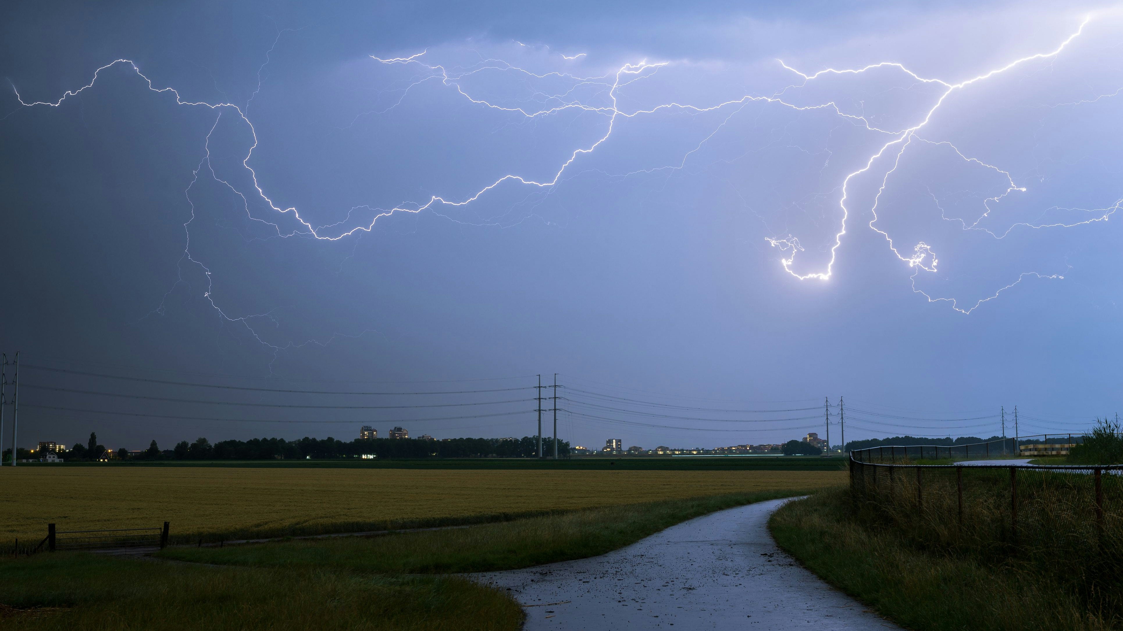 Heute.at - Schwerste Gewitter! Regenschauer treffen auf Österreich