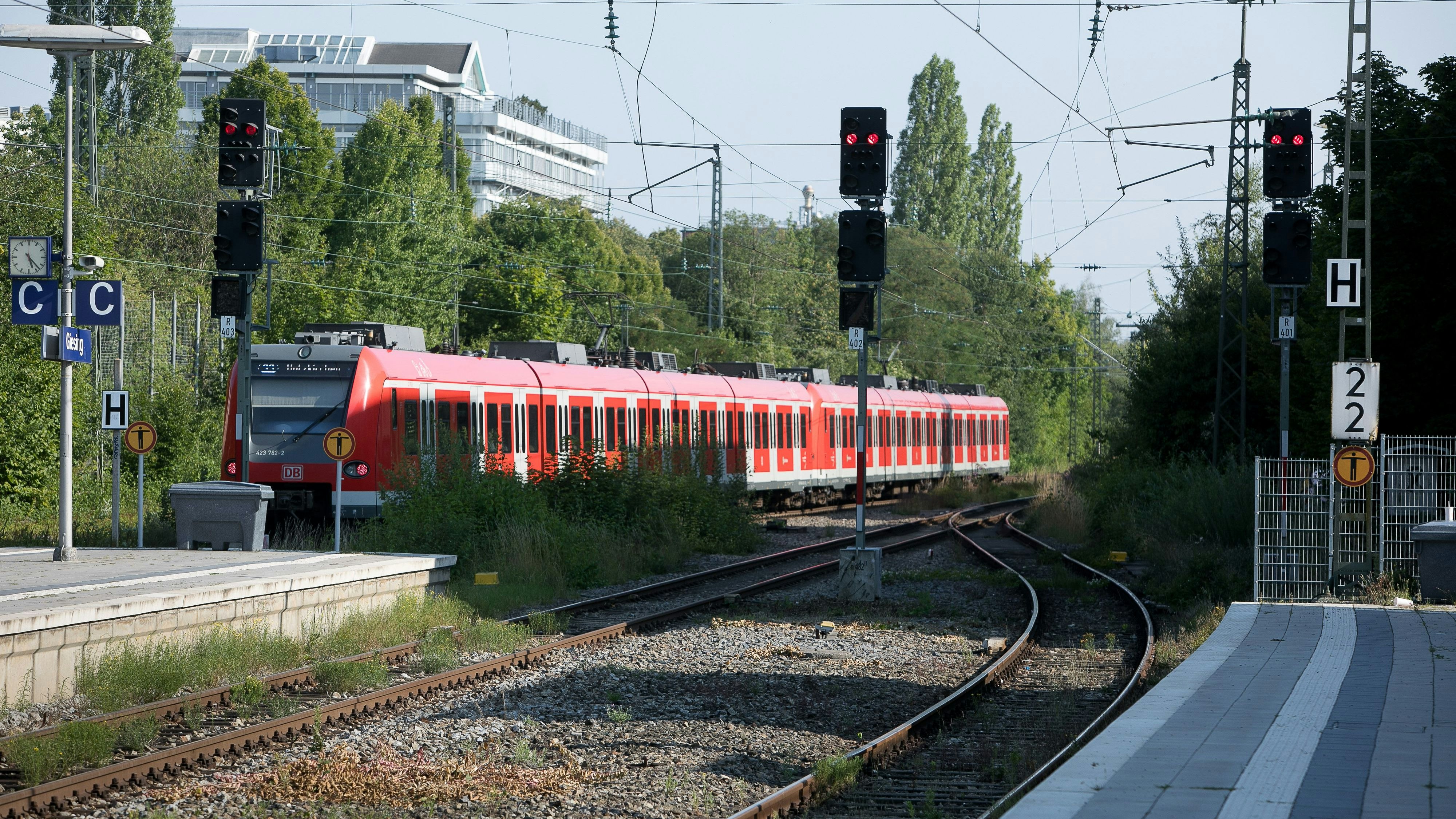 Ein abgewiesener Asylbewerber soll in Deutschland eine 16-Jährige vor den Zug gestoßen haben. (Symbolbild)