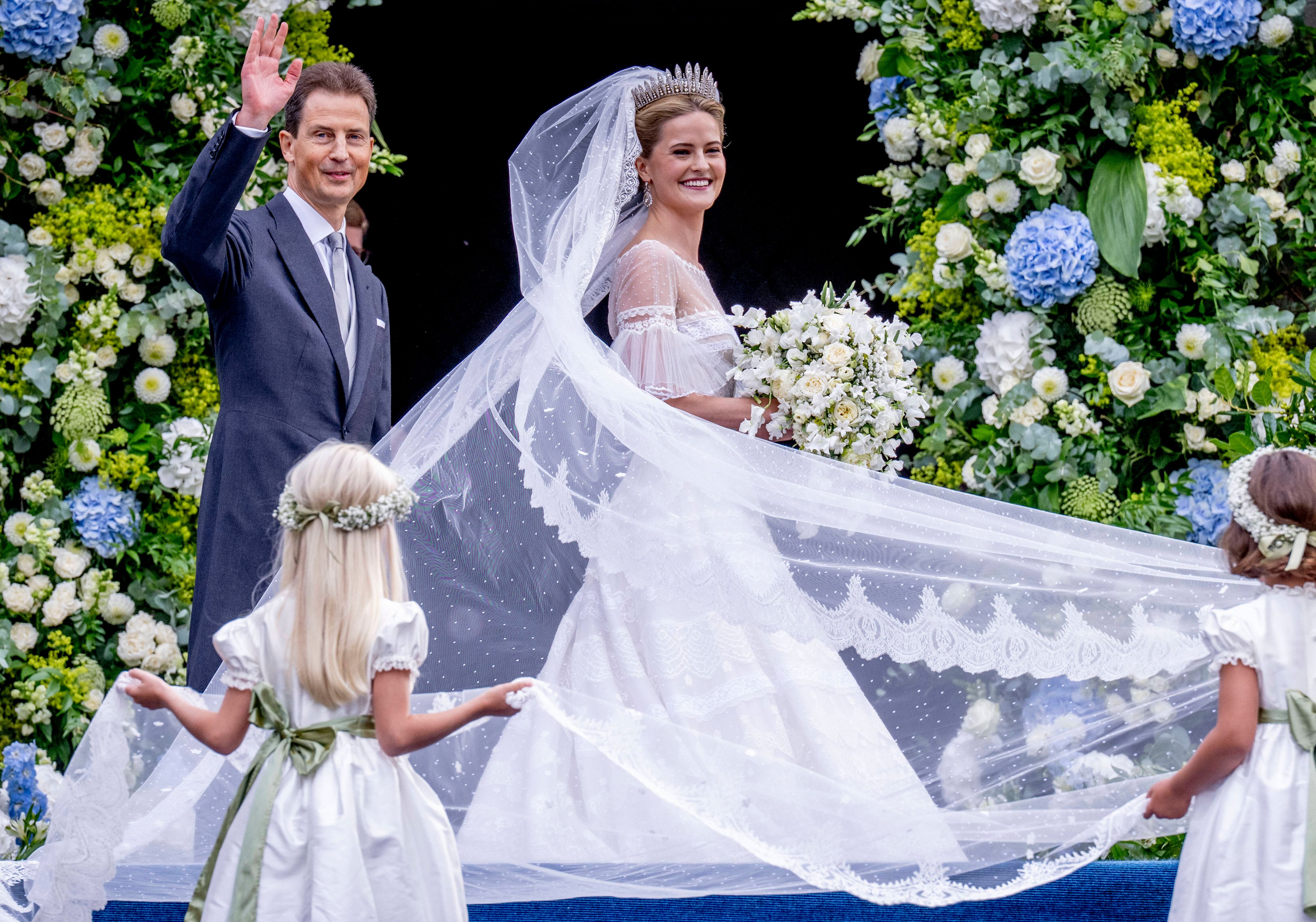 Prinzessin Marie Caroline mit ihrem Vater, Erbprinz Alois von und zu Liechtenstein, beim Einzug in die Kathedrale St. Florin in Vaduz, Liechtenstein.
