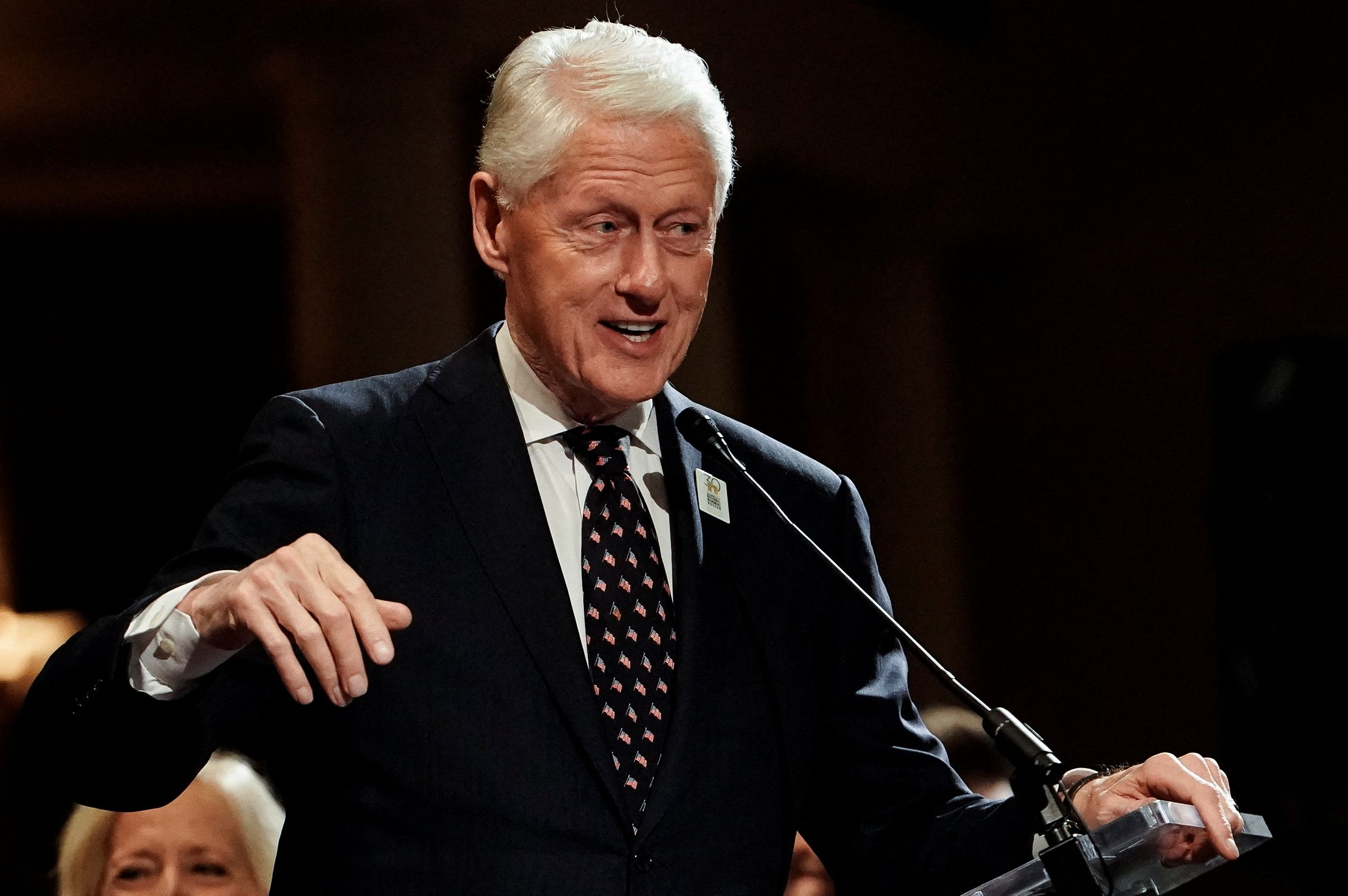 Bill Clinton wurde am Flughafen von East Hampton mit einem tragbaren Defibrillator fotografiert. (Archivaufnahme)