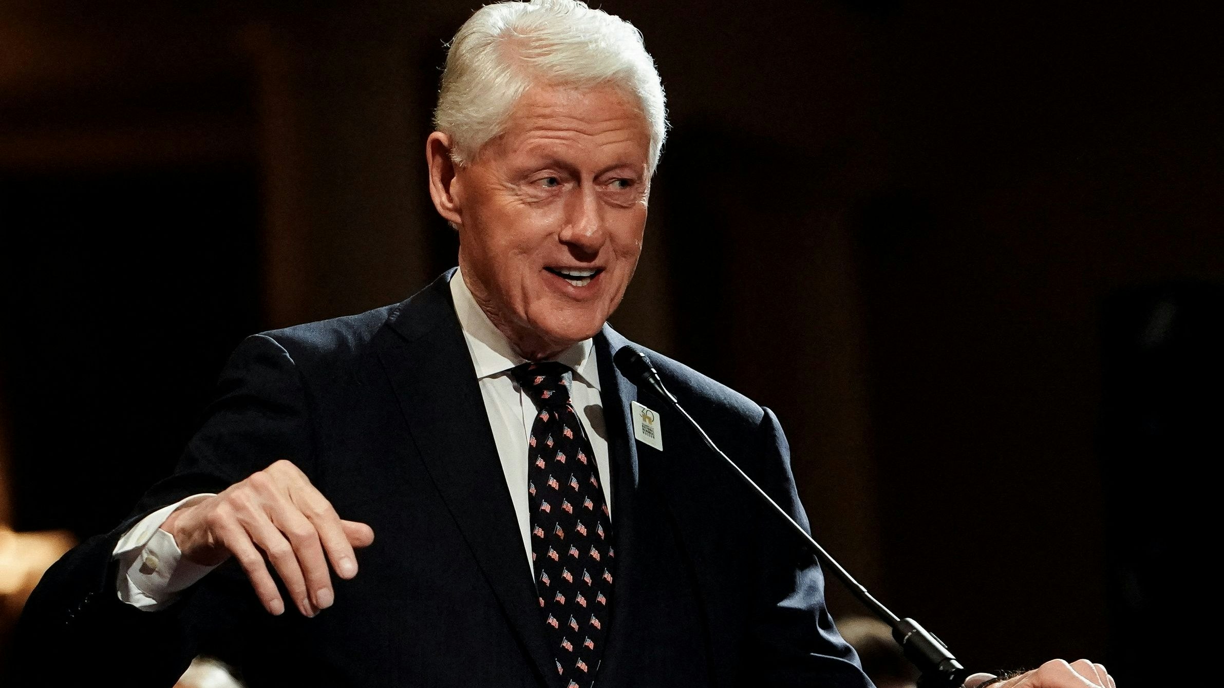 Heute.at - Große Sorge um Bill Clinton wegen auffälliger Tasche