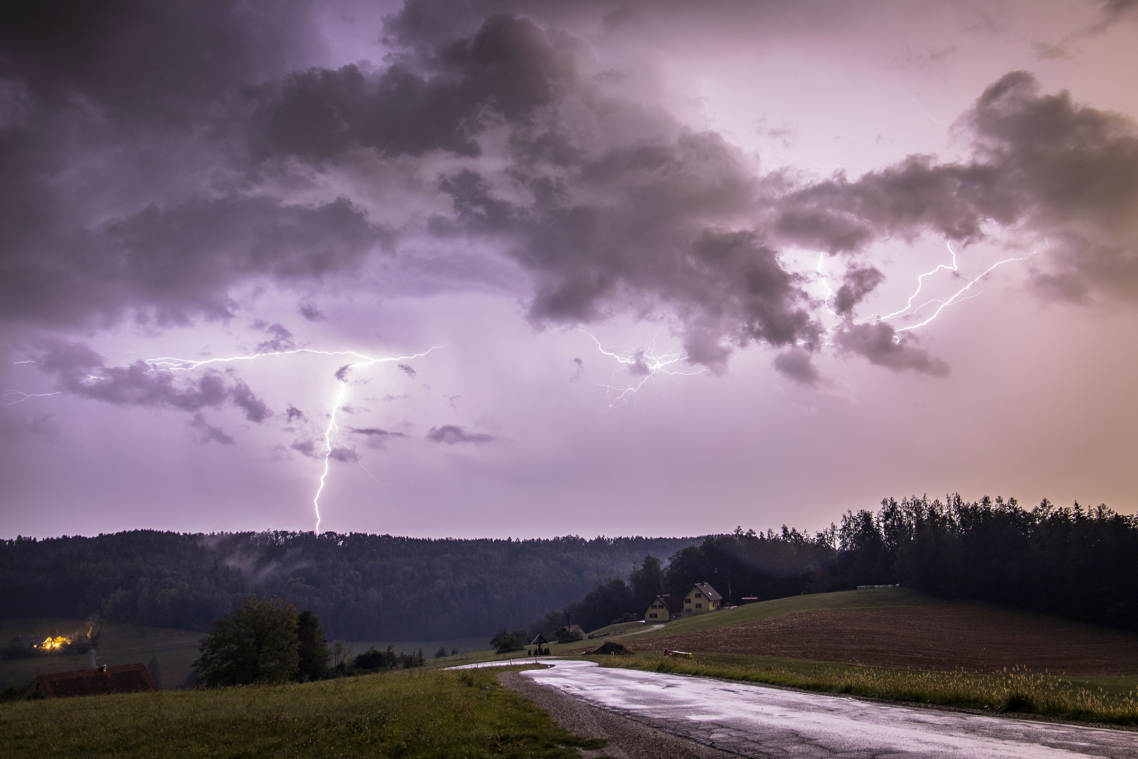 In den kommenden Tagen sind Gewitter jederzeit möglich. (Symbolbild)