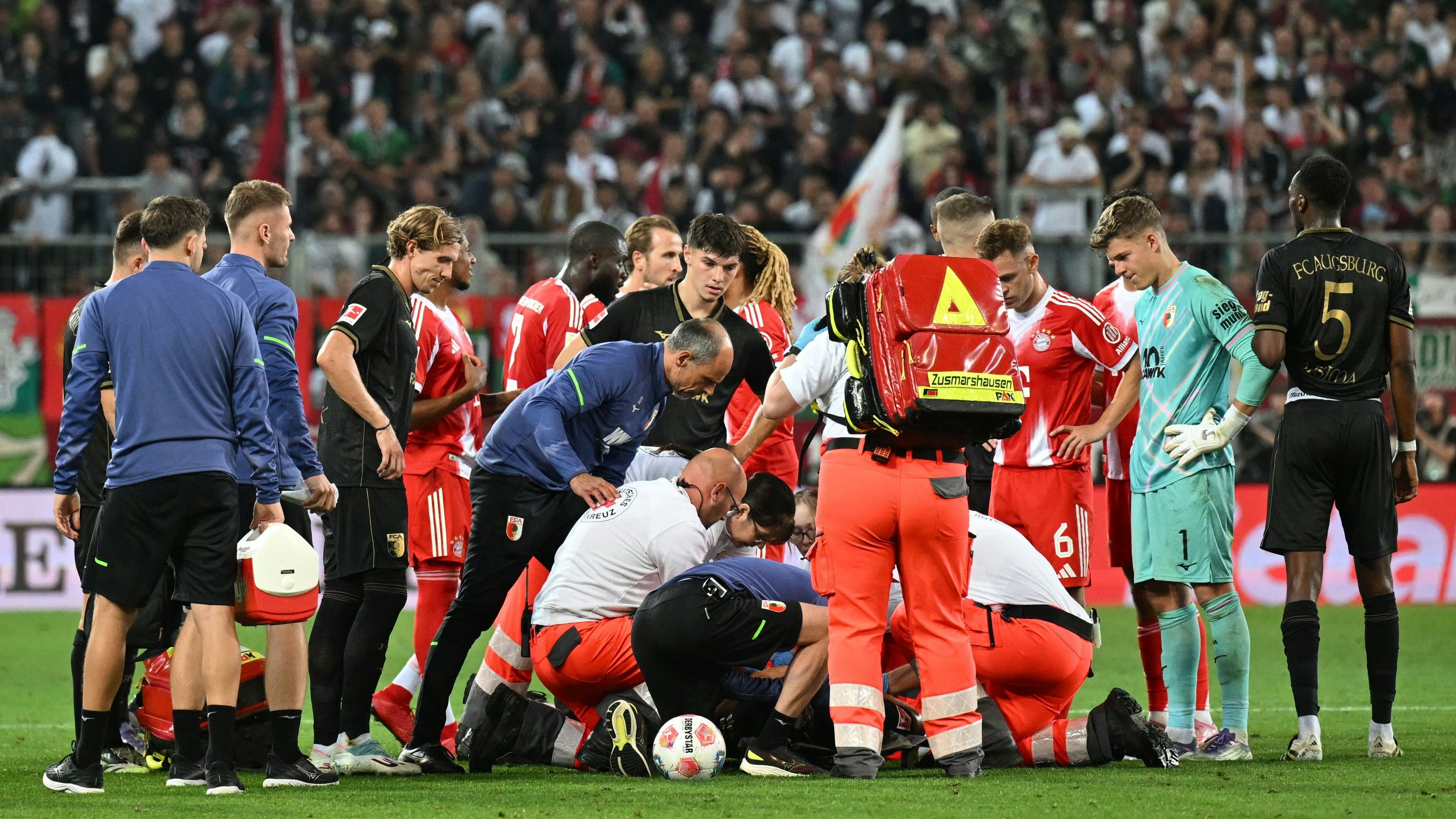 Heute.at - Große Sorge – Bayern-Gegner fliegt regungslos zu Boden
