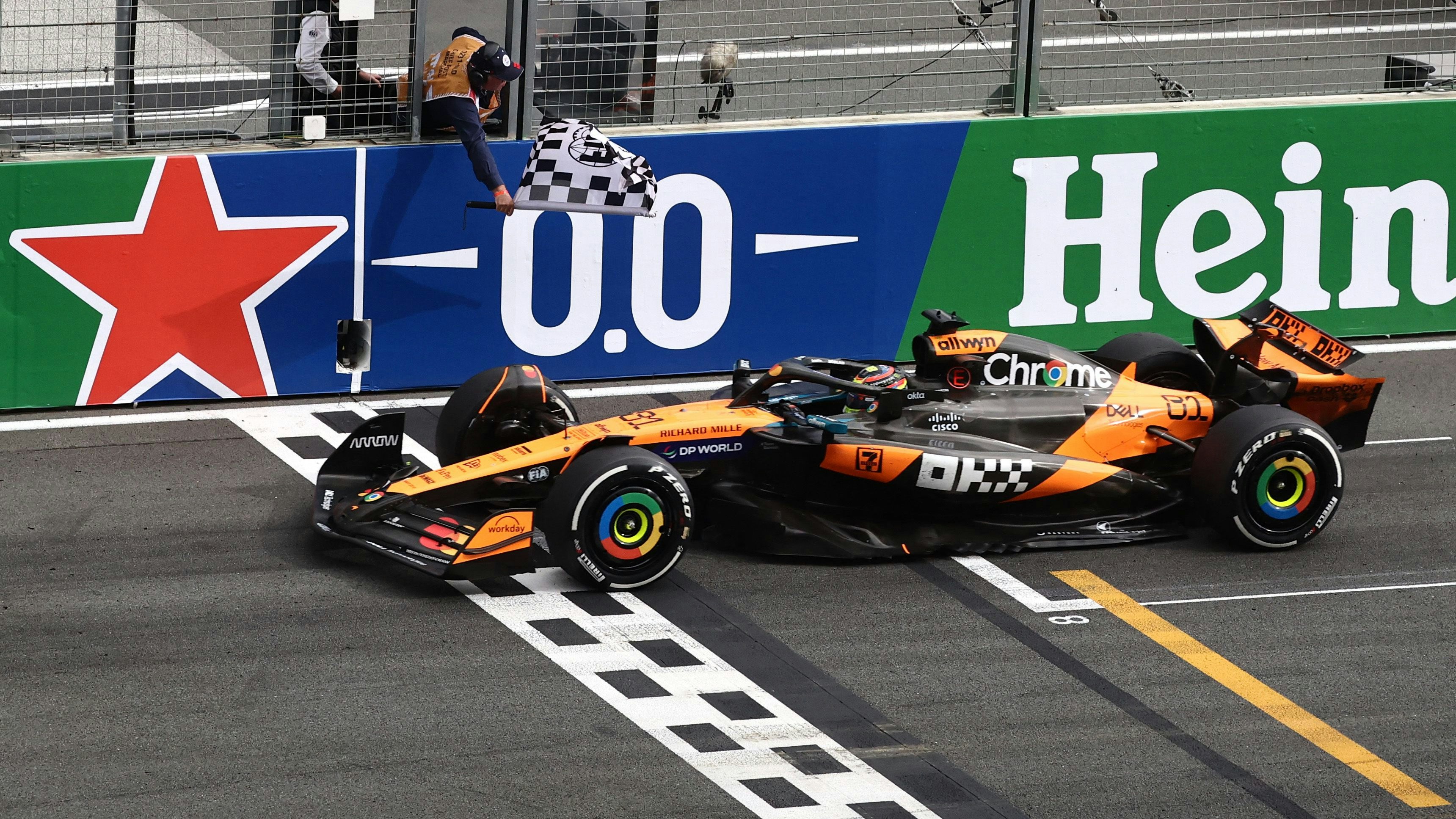 Oscar Piastri rast in Zandvoort zum Sieg.