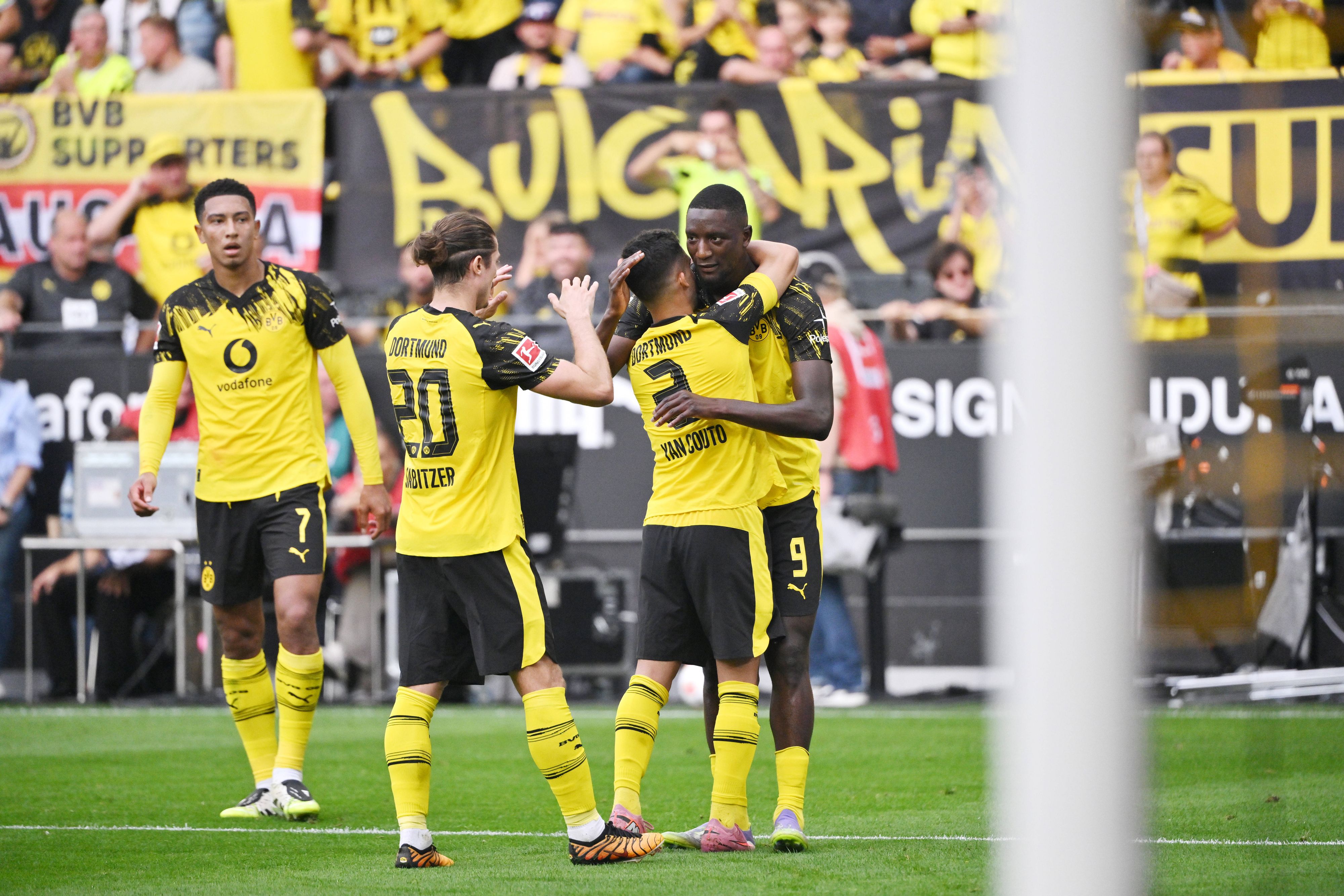 Marcel Sabitzer feierte mit seinen Kollegen den Führungstreffer. 