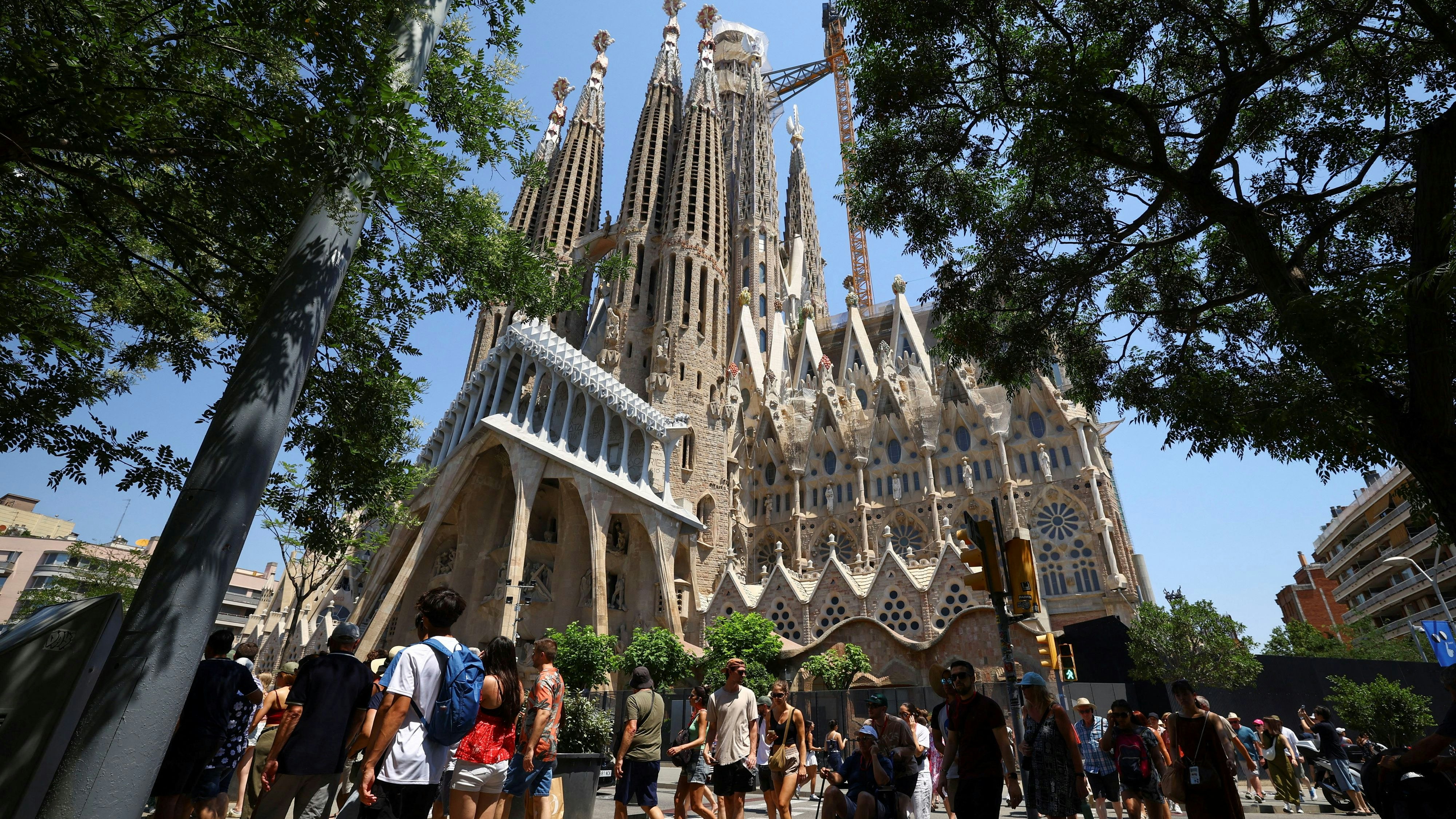 Heute.at - Klimaaktivisten verunstalten Sagrada Familia mit Farbe