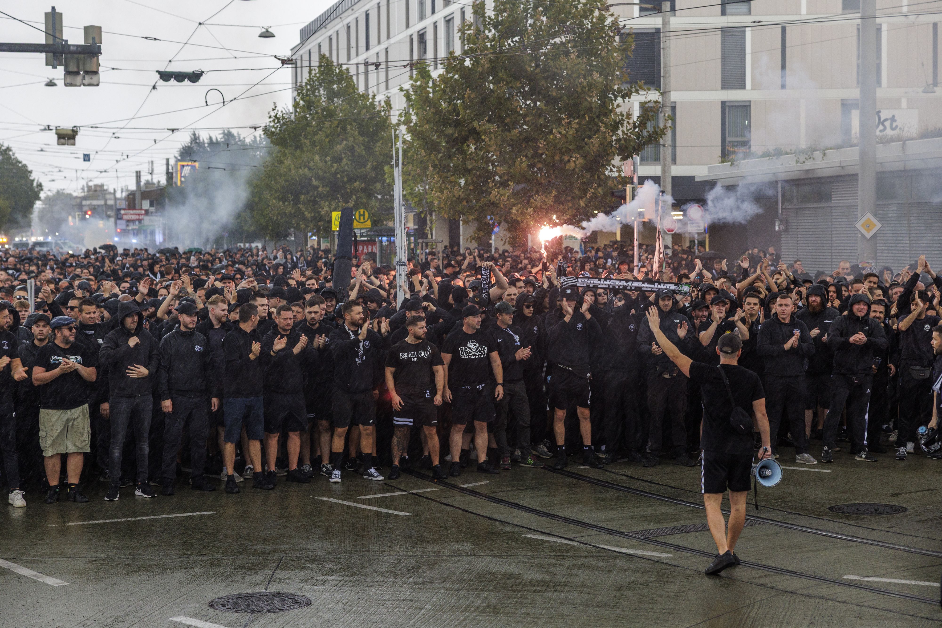 Im Zuge des Corteos zum Stadion soll es zu der Attacke gekommen sein. 