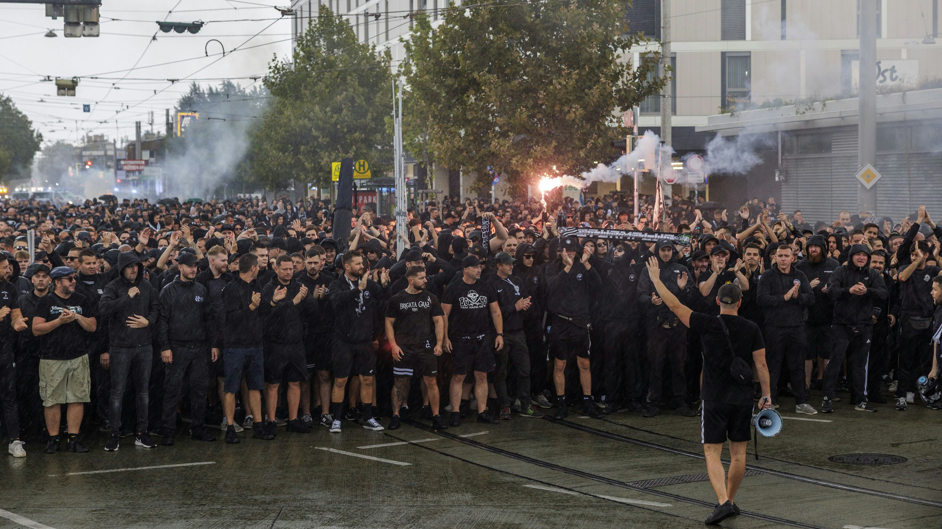 Heute.at - Vor dem Derby – Sturm-Anhänger attackiert Polizisten