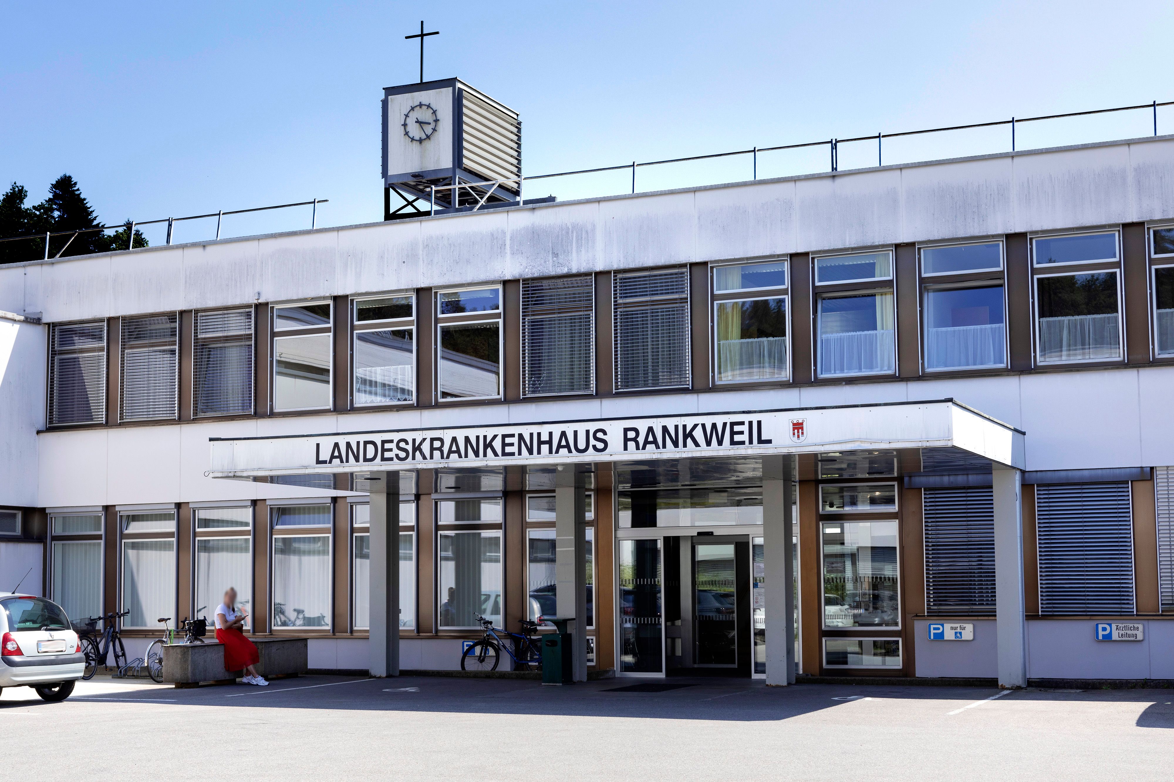 Ein Patient des Landeskrankenhauses in Rankweil sorgte für einen Feuerwehreinsatz – zuvor hatte er einen Stapel Zeitschriften angezündet. 