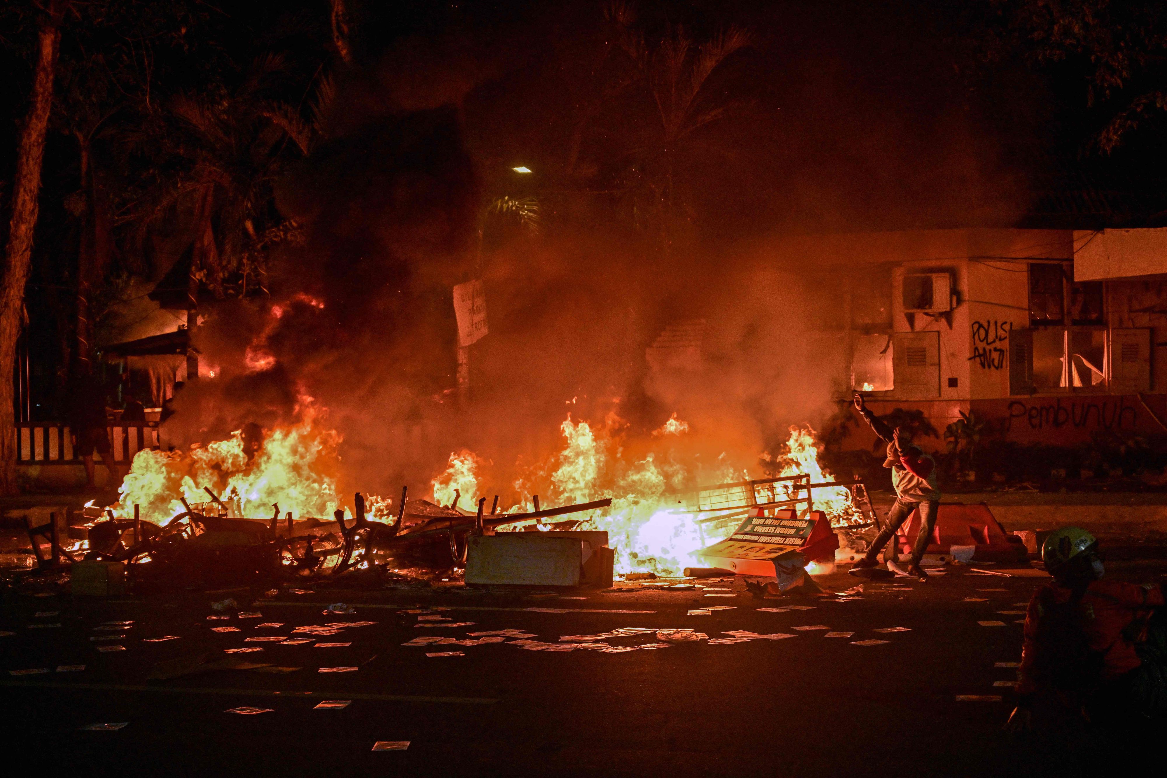 Die Proteste weiten sich aus: Ein Demonstrant vor dem Polizeihauptquartier in Surabaya.