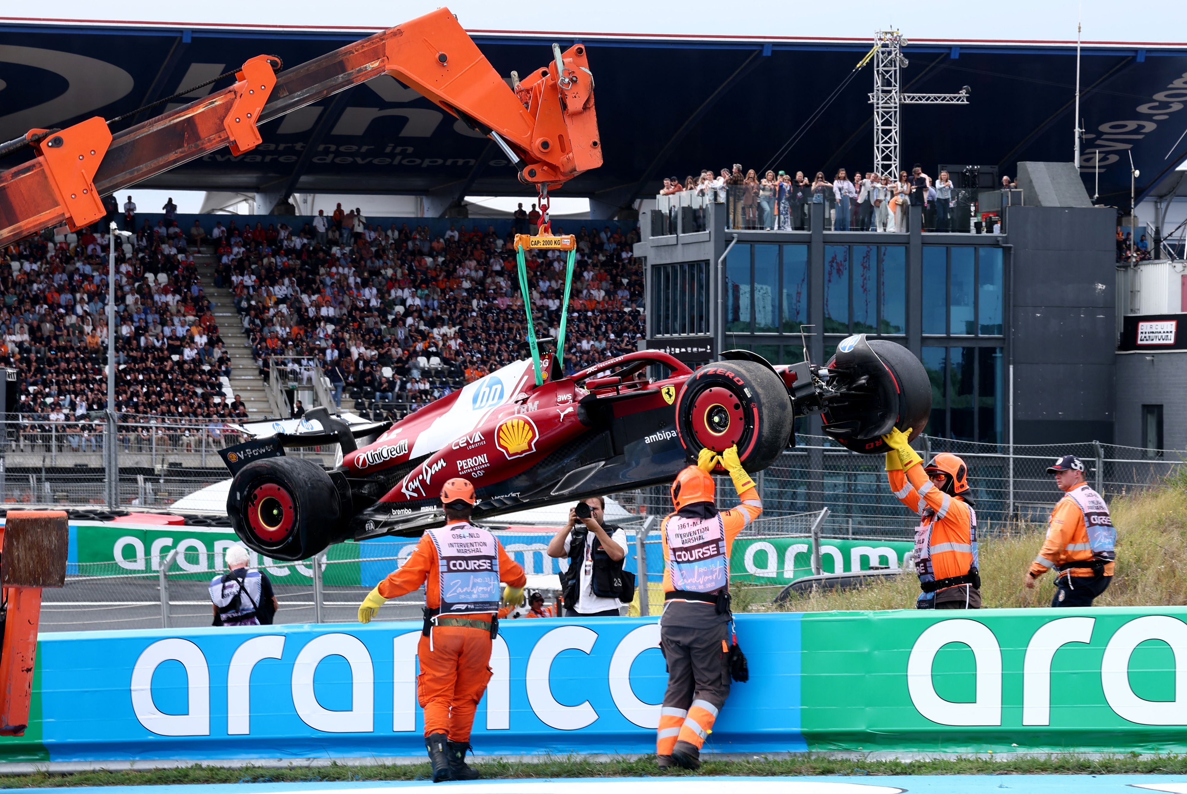 Das Wrack von Charles Leclerc.
