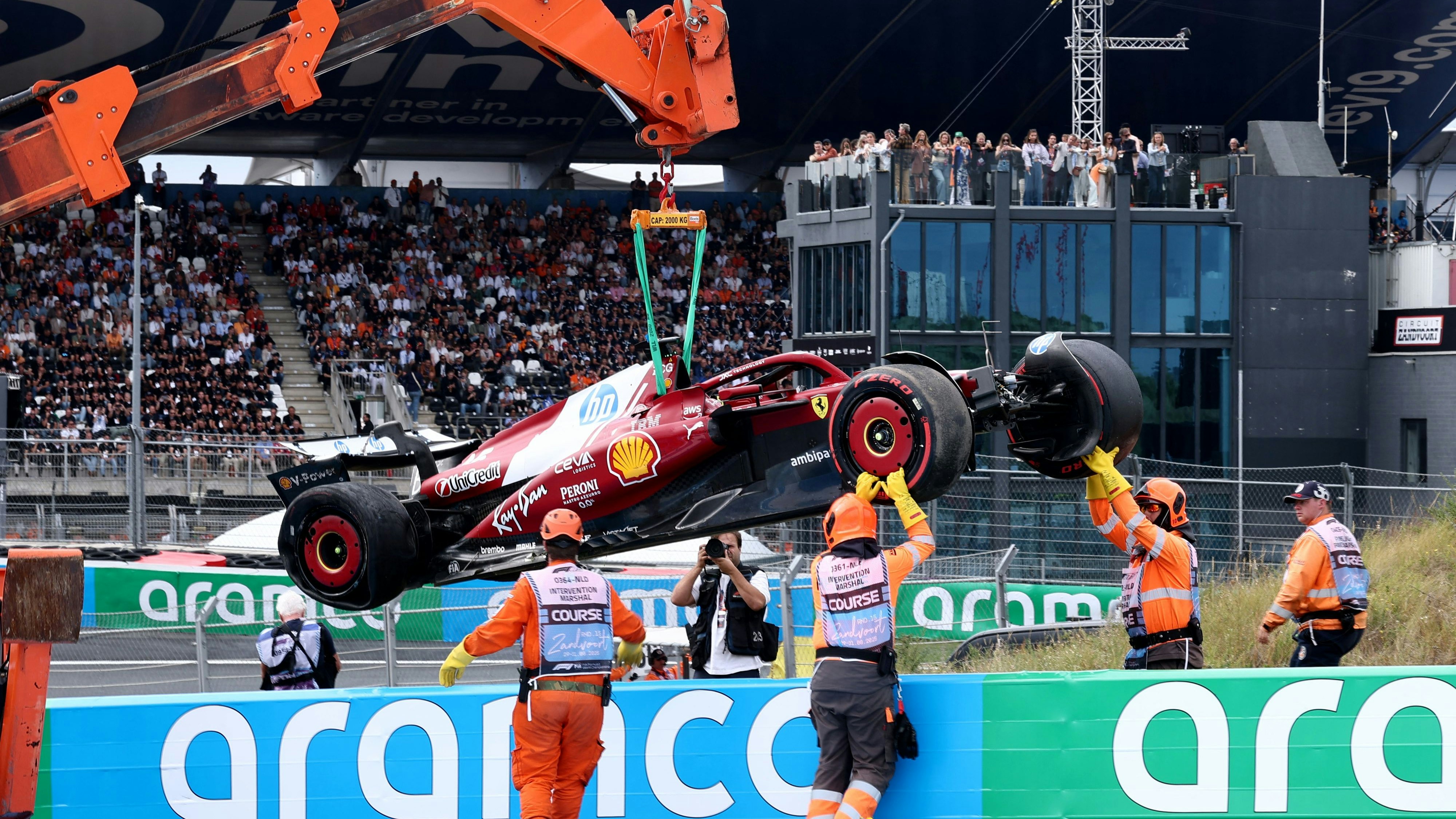 Das Wrack von Charles Leclerc.