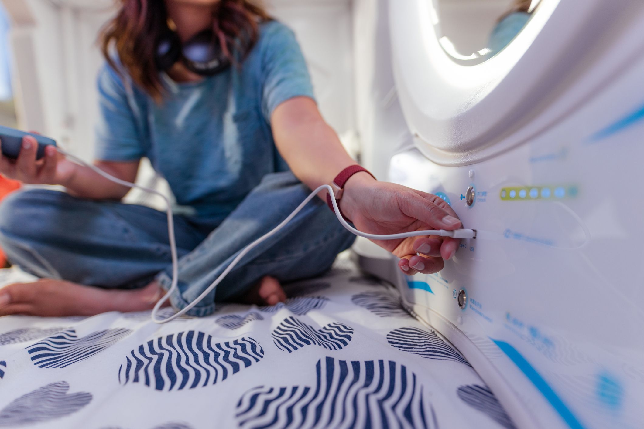 Wer nachts erholsam schlafen will, sollte das Smartphone lieber abgeschaltet lassen.