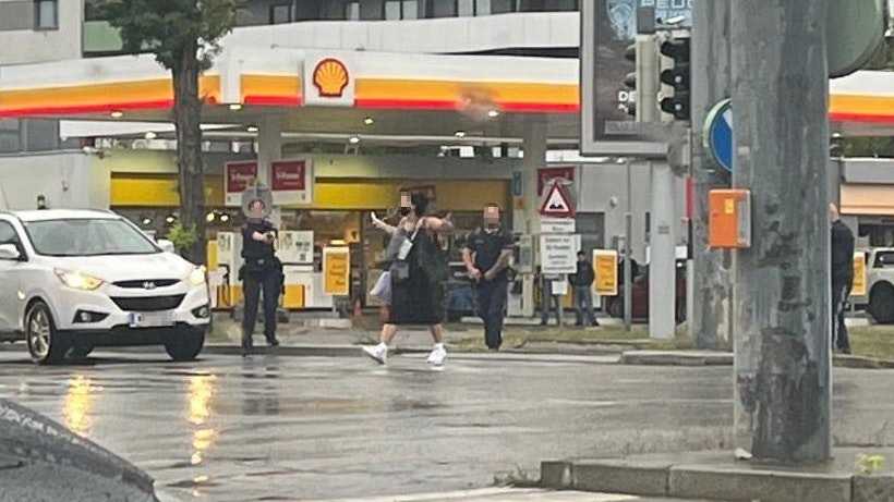 Frau geht mit zwei Messern auf Wiener Polizisten los