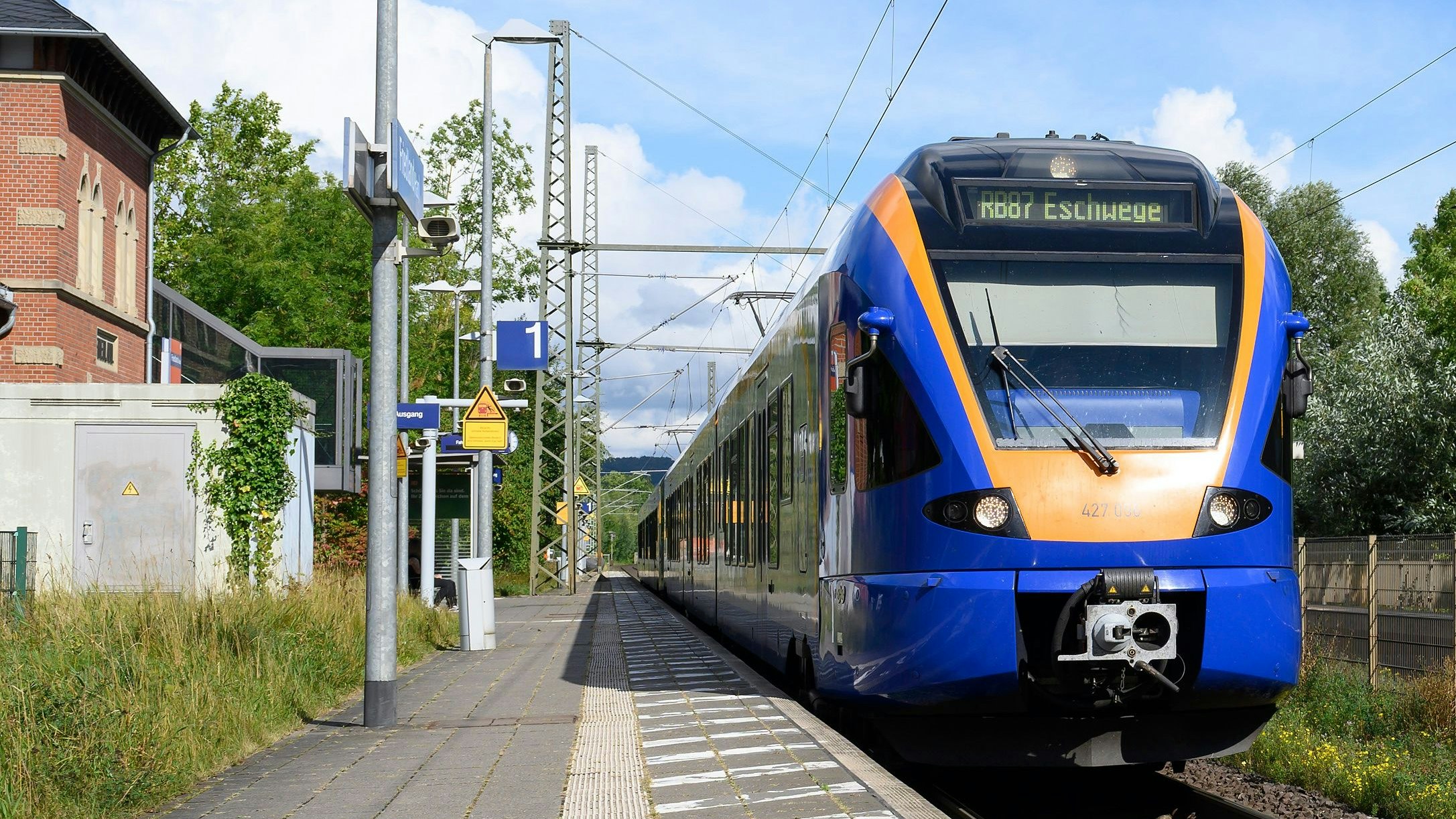 Am Bahnhof Friedland wurde eine 16-Jährige vor einen Zug gestoßen. Das Mädchen war sofort tot. 