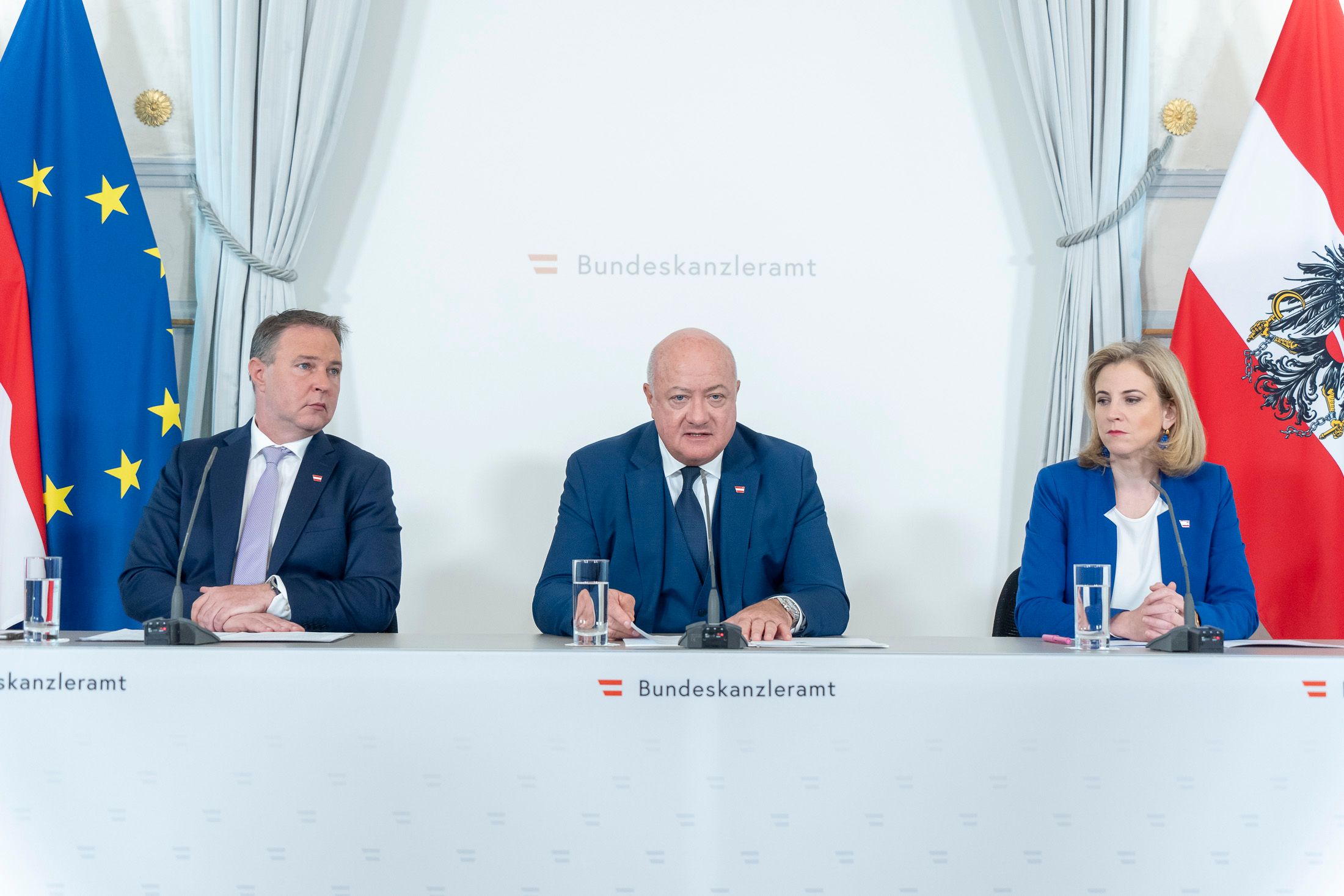 Die Regierung von Kanzler Christian Stocker, Vizekanzler Andreas Babler und Außenministerin Beate Meinl-Reisinger plant ein Verwaltungspaket mit 540 Millionen Euro Einsparung.