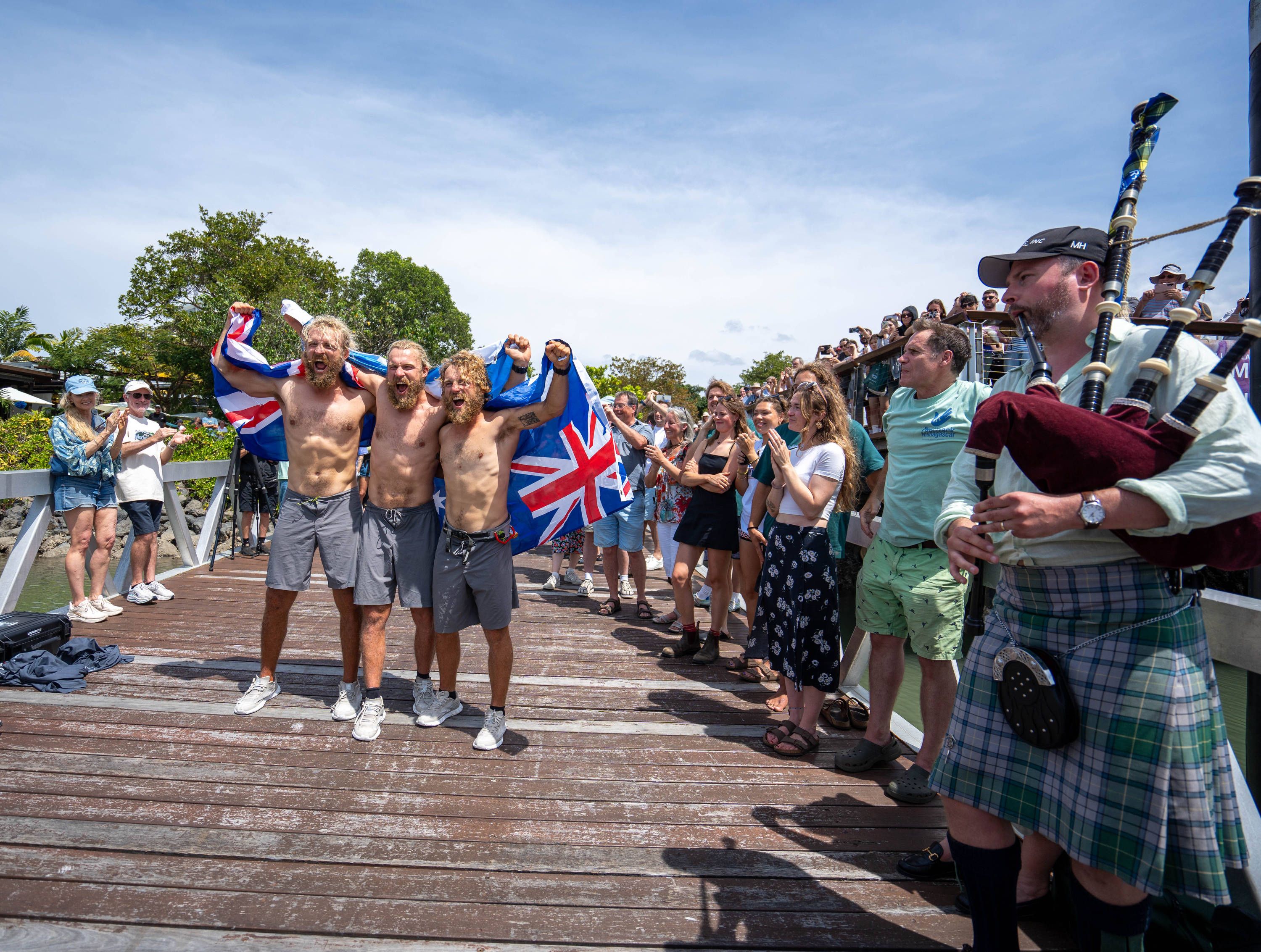 Lachlan, Jamie und Ewan MacLean freuten sich bei ihrer Ankunft in Cairns riesig.