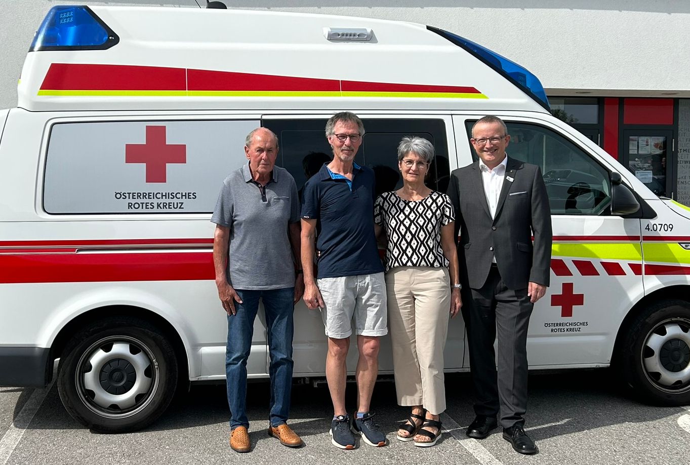 Georg Gruber (Mitte) mit seiner Frau Martina, Nachbar und Ersthelfer Franz Brandstätter (links) und RK-Bezirksstellenleiter Werner Kreisl.