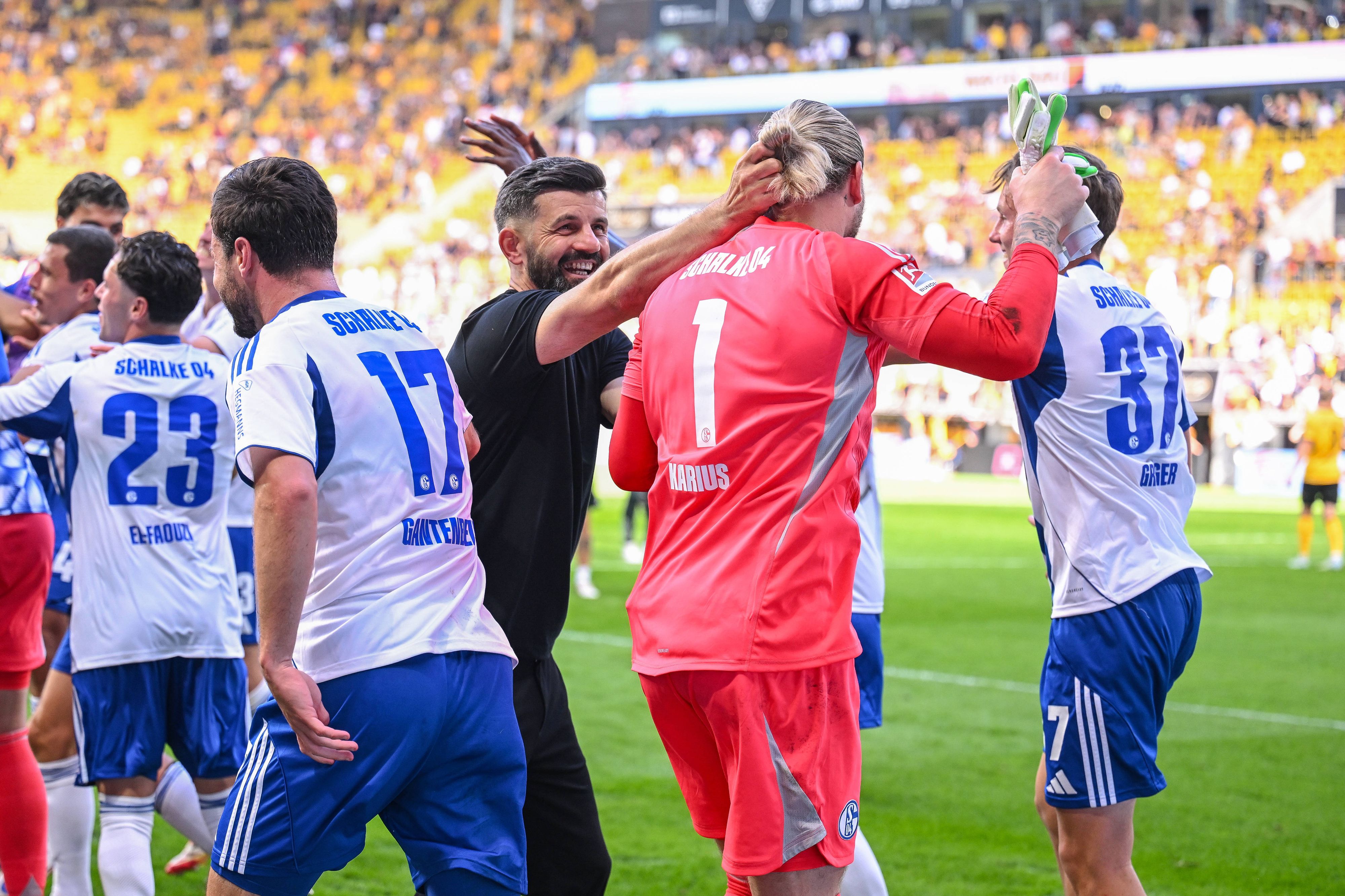 Miron Muslic herzt Keeper Loris Karius.