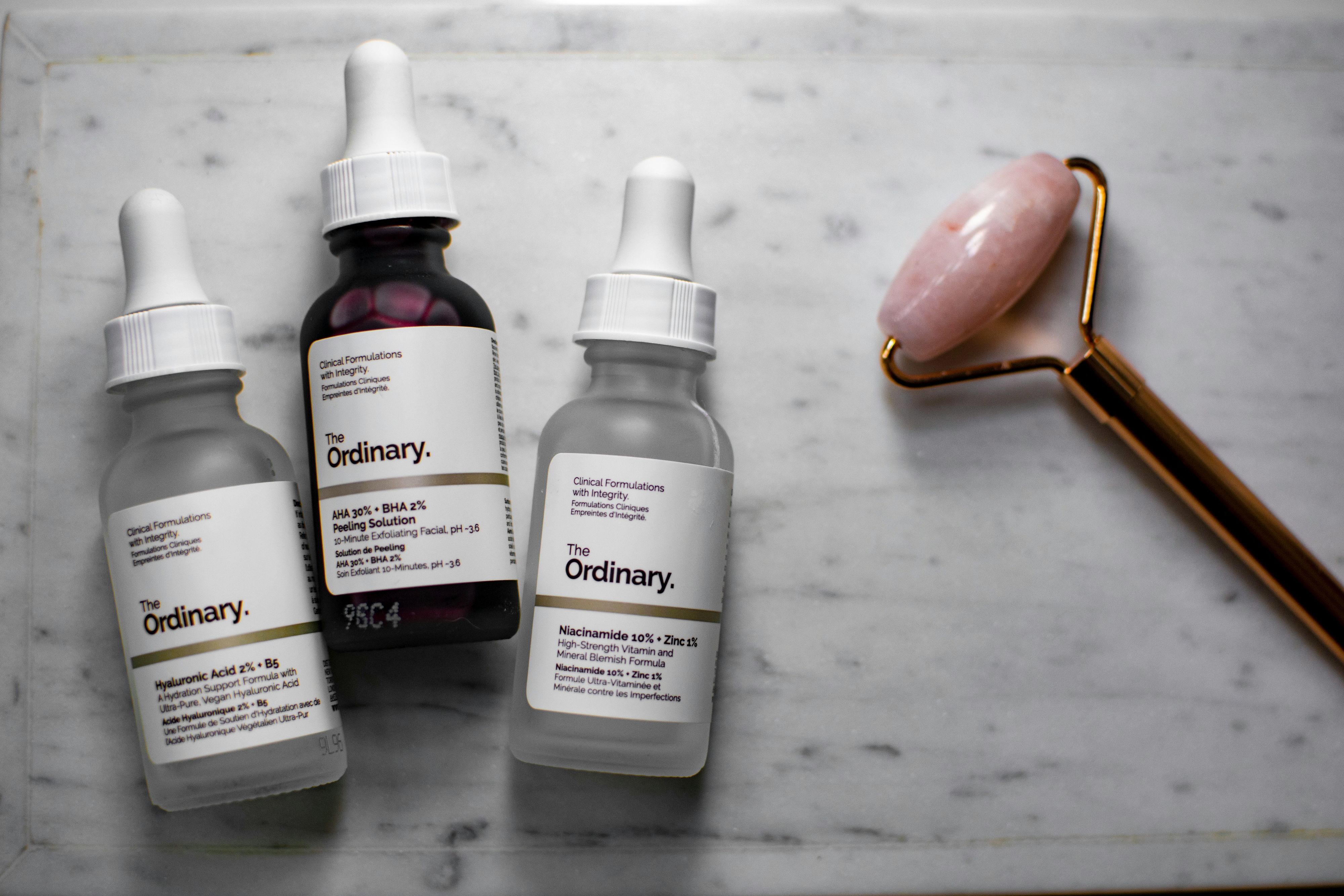 The Ordinary ist einer der Pioniere in der Wirkstoffkosmetik und hat Inhaltsstoffe, die ansonsten teuer in Cremen verpackt sind, günstig(er) auf den Markt gebracht. 