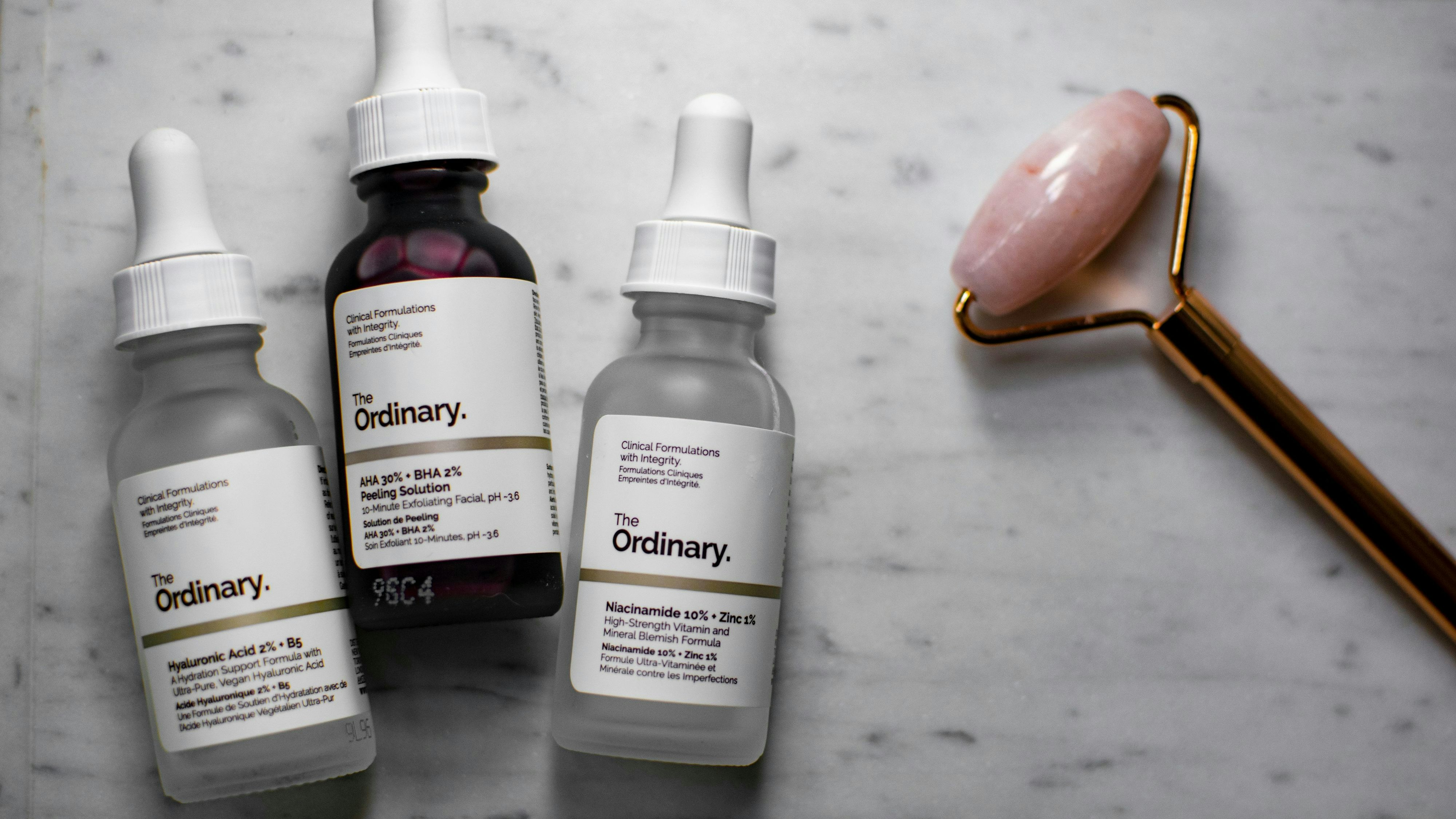 The Ordinary ist einer der Pioniere in der Wirkstoffkosmetik und hat Inhaltsstoffe, die ansonsten teuer in Cremen verpackt sind, günstig(er) auf den Markt gebracht. 
