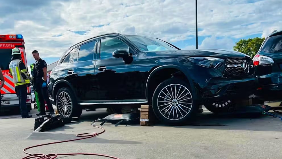 Essen: Um ein eingeklemmtes Mädchen zu befreien, musste die Feuerwehr den Mercedes mit einem Luftkissen anheben.