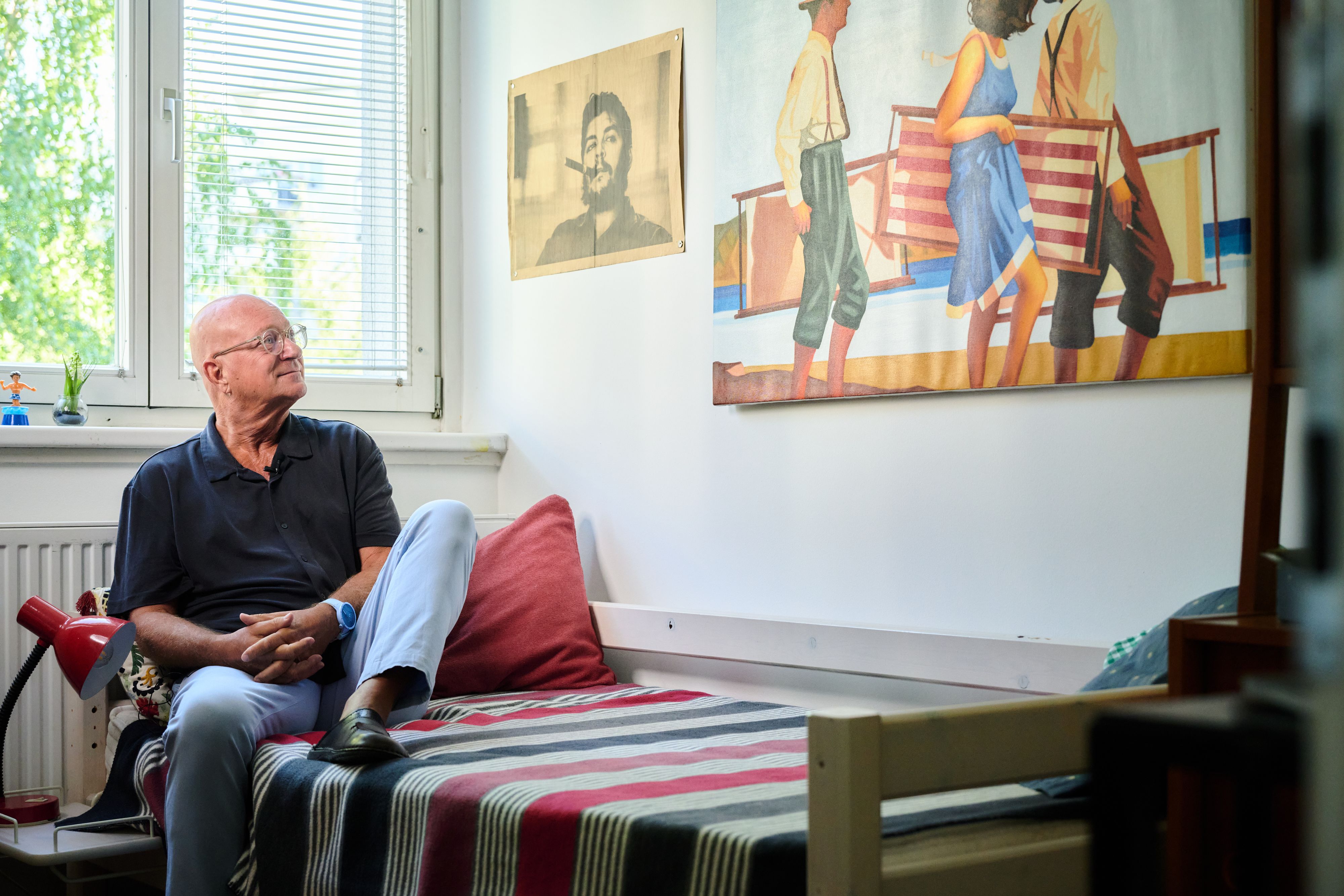 Niki Glattauer in seiner Wohnung vor einem Foto von "Che" Guevara