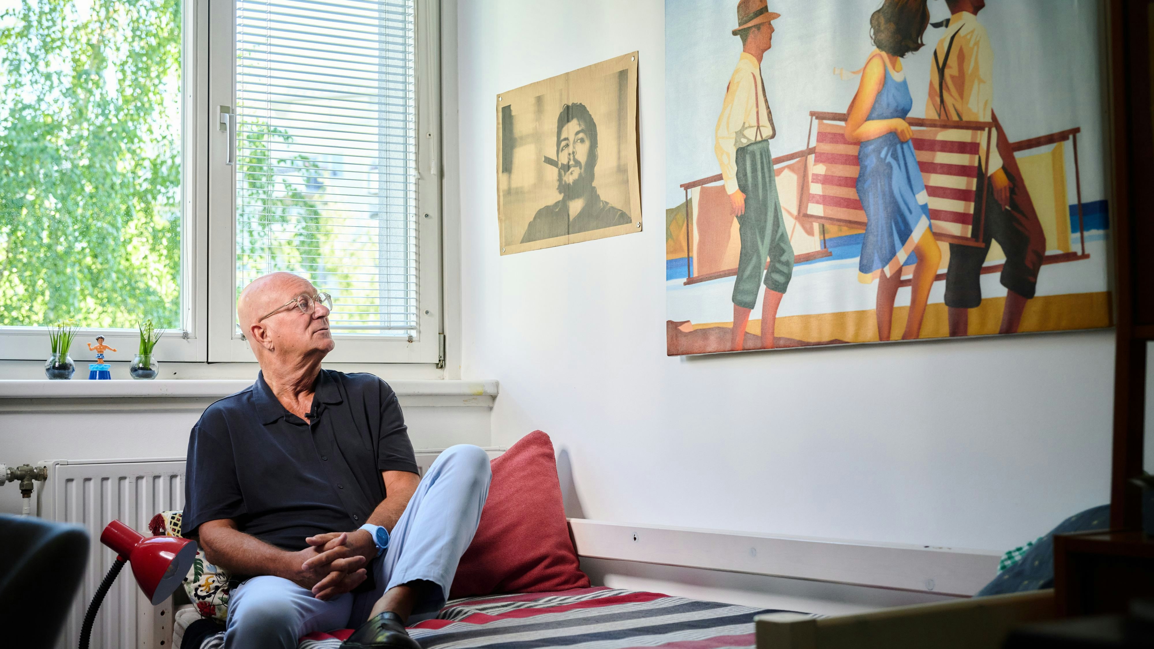 Niki Glattauer in seiner Wohnung vor einem Foto von „Che“ Guevara