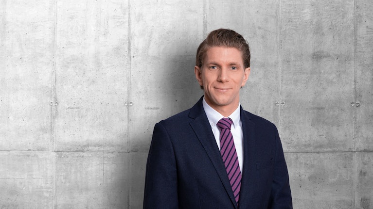 Häufig belächelt, aber die Wiener Börse schlägt sich heuer besser als New York. Paul Pichler ist Fondsmanager für österreichische Aktien. Monika Rosen hat ihn zum Interview getroffen. Über den Boom, wo Chancen lauern und was das mit den Pensionen zu tun hat