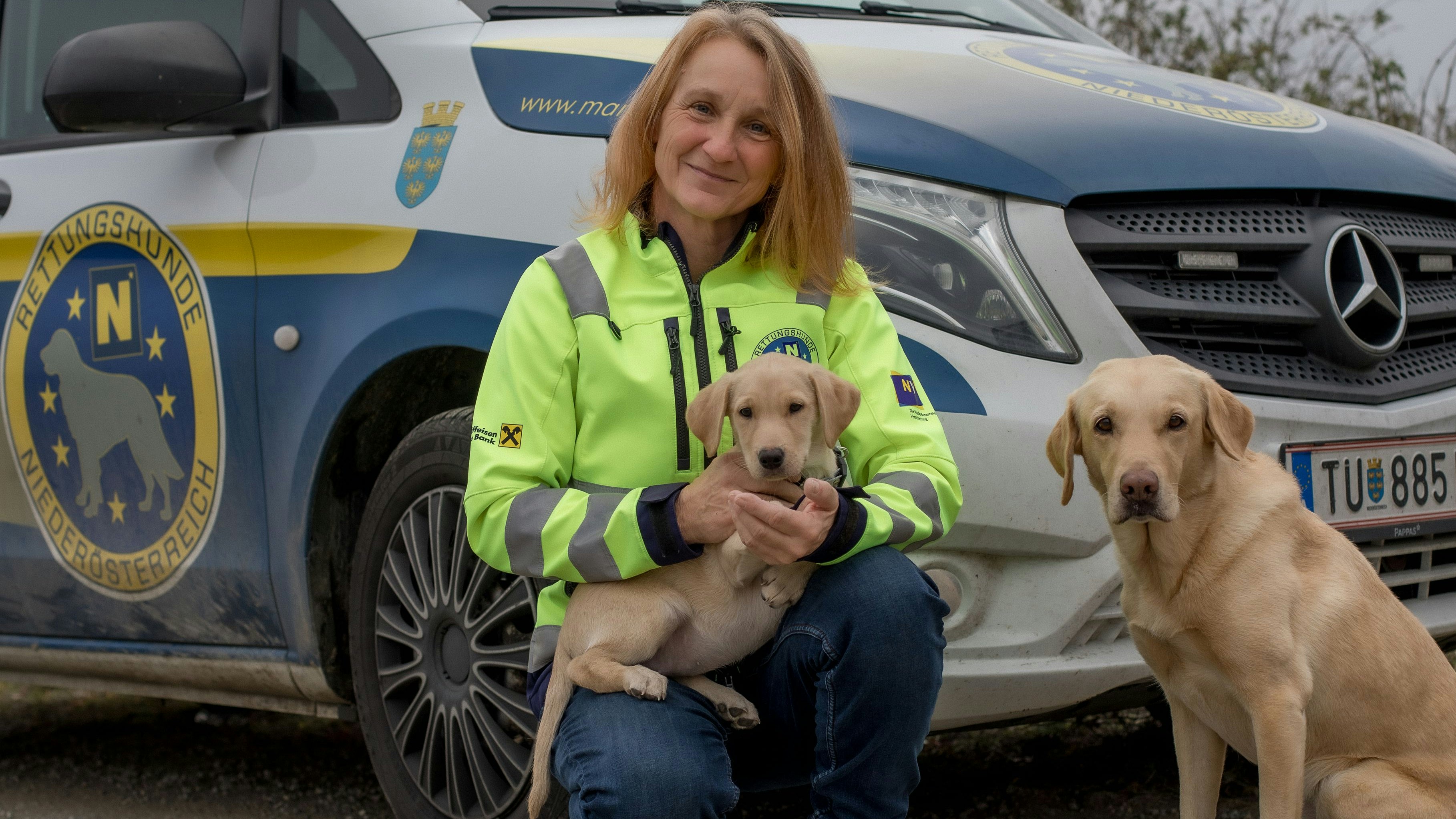 Rettungshunde-Obfrau Karin Kuhn mit zwei Hunden.