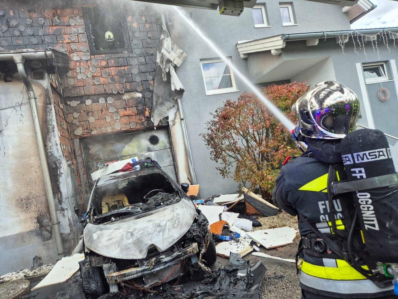 82 Feuerwehrkräfte konnten Haus und Auto löschen, bevor sich der Brand weiter ausweitete.