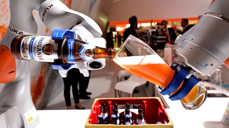 Mehrere große Brauereien ließen KI-Bots neue Biersorten entwickeln und das Ergebnis überraschte. Die künstliche Intelligenz hatte viele kreative Ideen, die das Publikum süffig fand. Welche Pläne die Wissenschaft nun mit dem Gerstensaft hat.