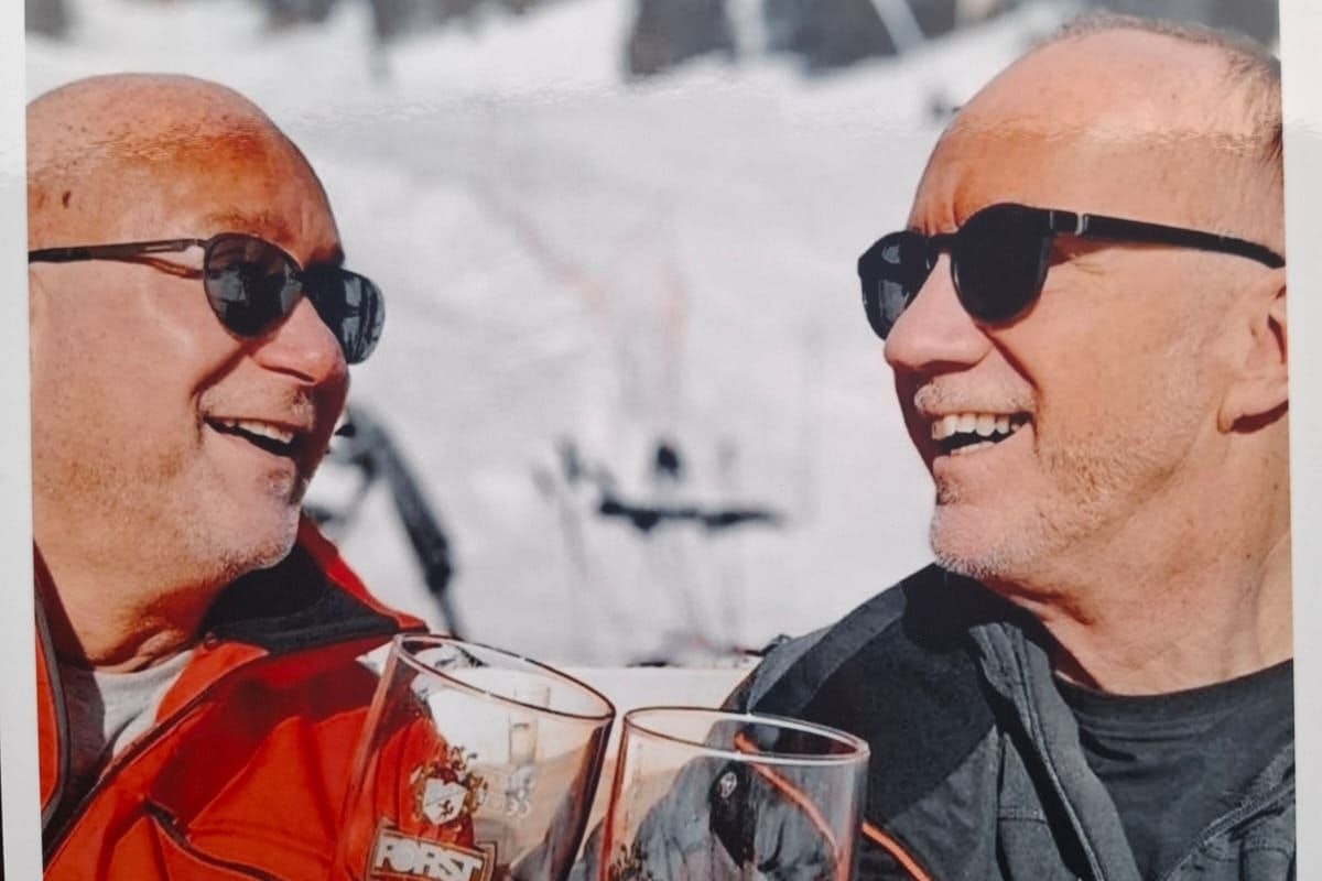 Niki Glattauer vor ein paar Jahren mit seinem Bruder Daniel beim Skifahren