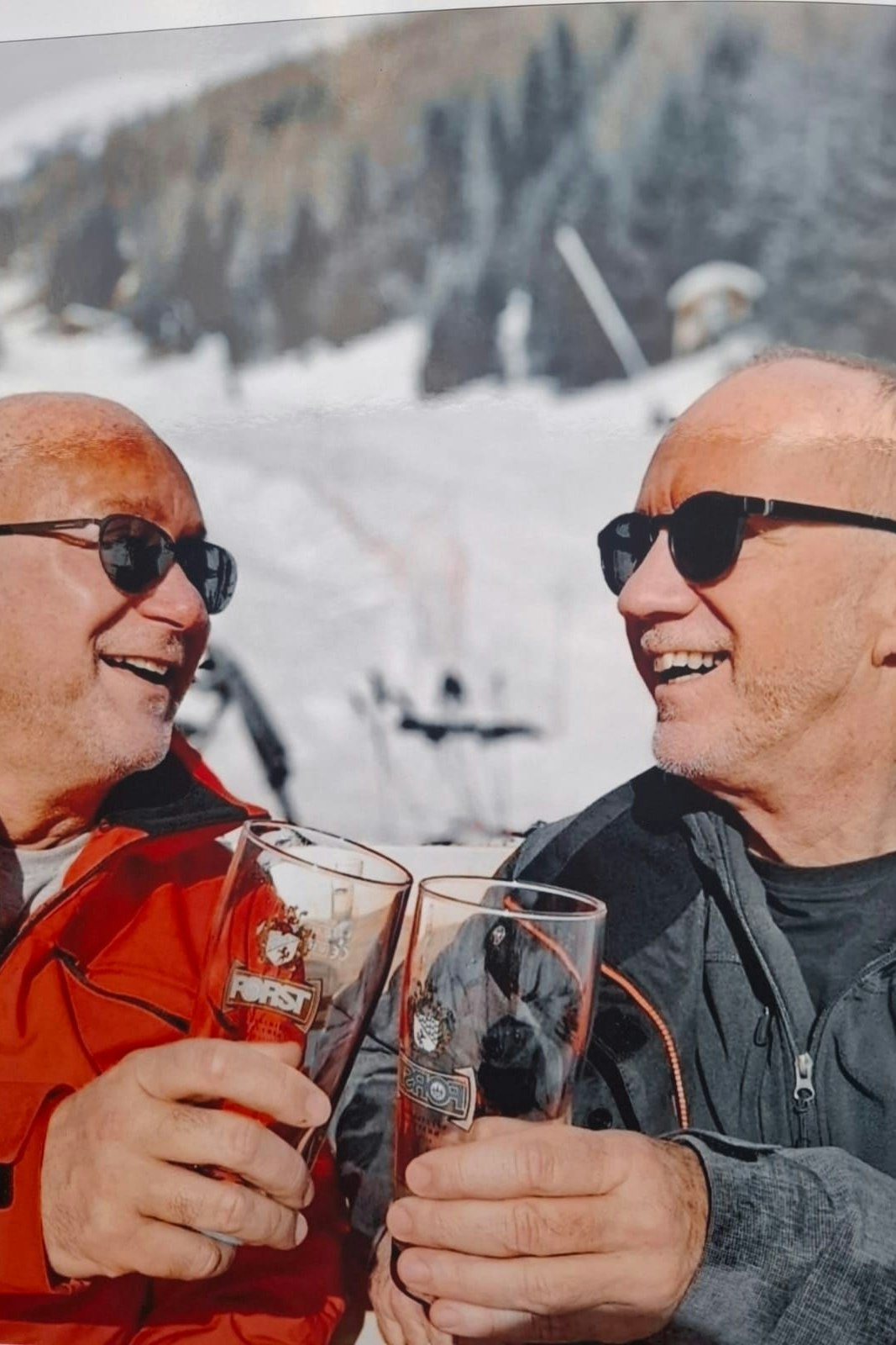 Niki Glattauer vor ein paar Jahren mit seinem Bruder Daniel beim Skifahren