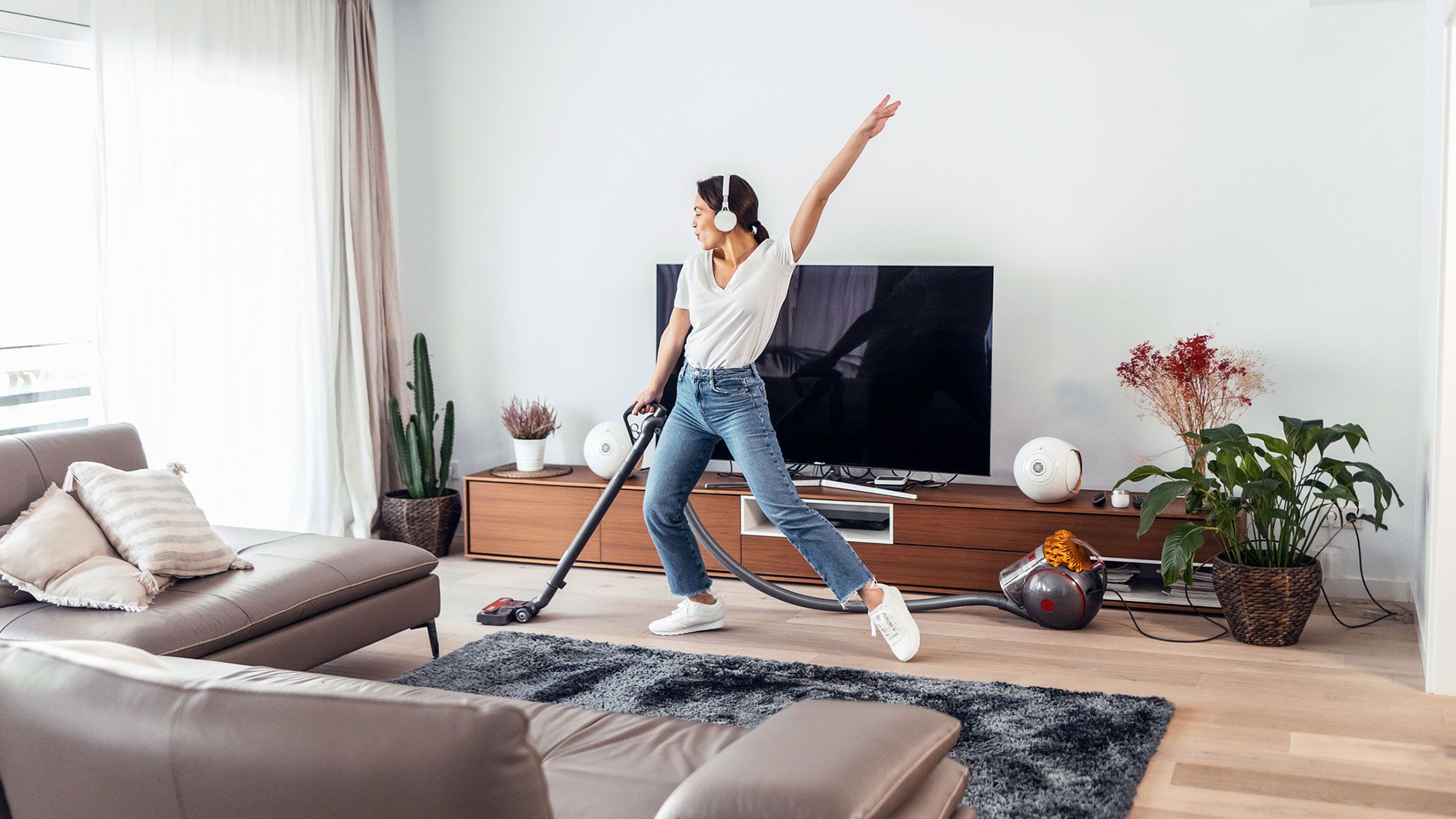 Der Haushalt erledigen tut nicht nur der Psyche, sondern auch deinem Körper gut.