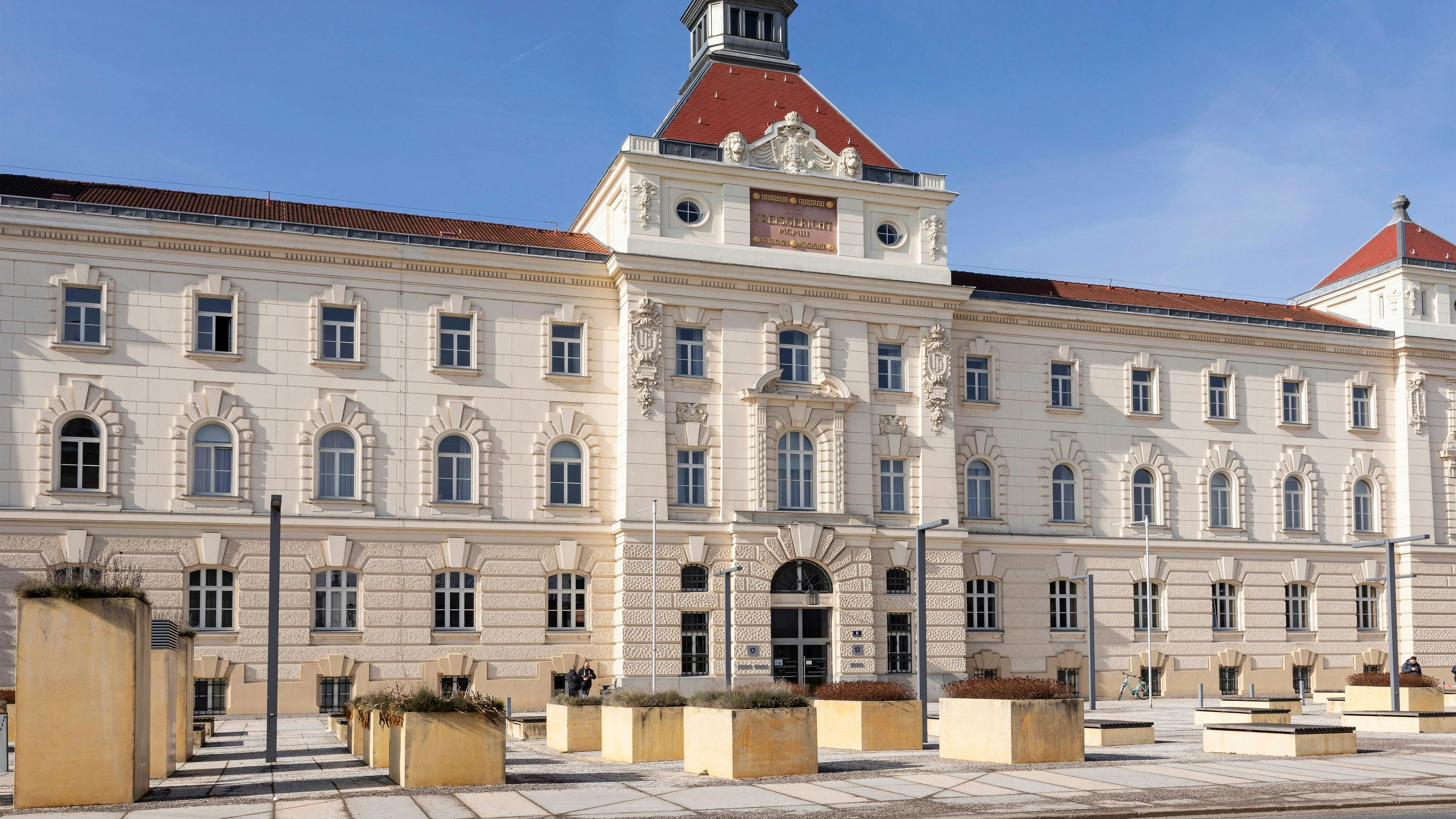 Heute.at - Polizist will Eintritt sparen – und landet vor Gericht