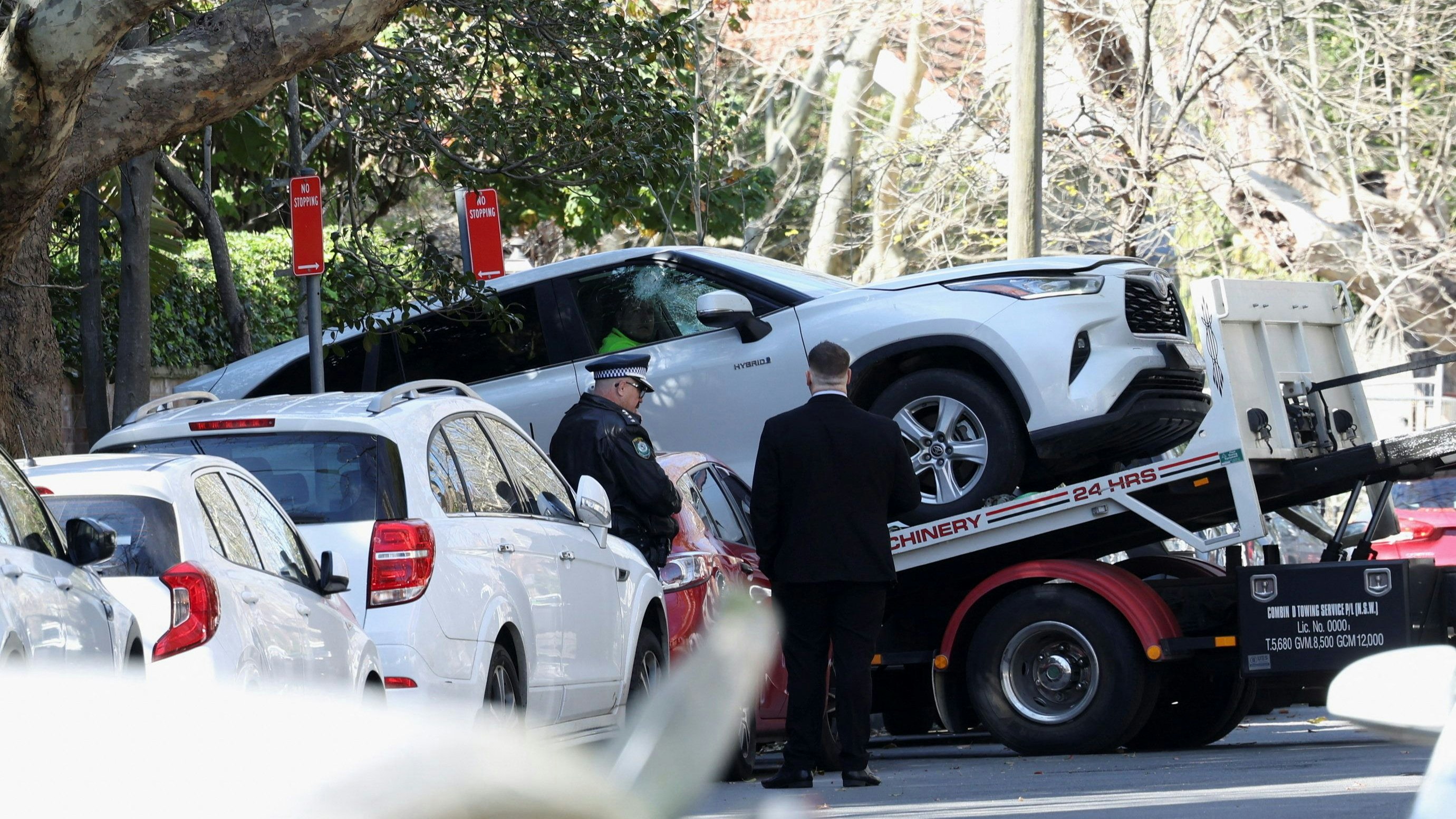 Heute.at - Auto rast in russisches Konsulat – Fahrer gefasst